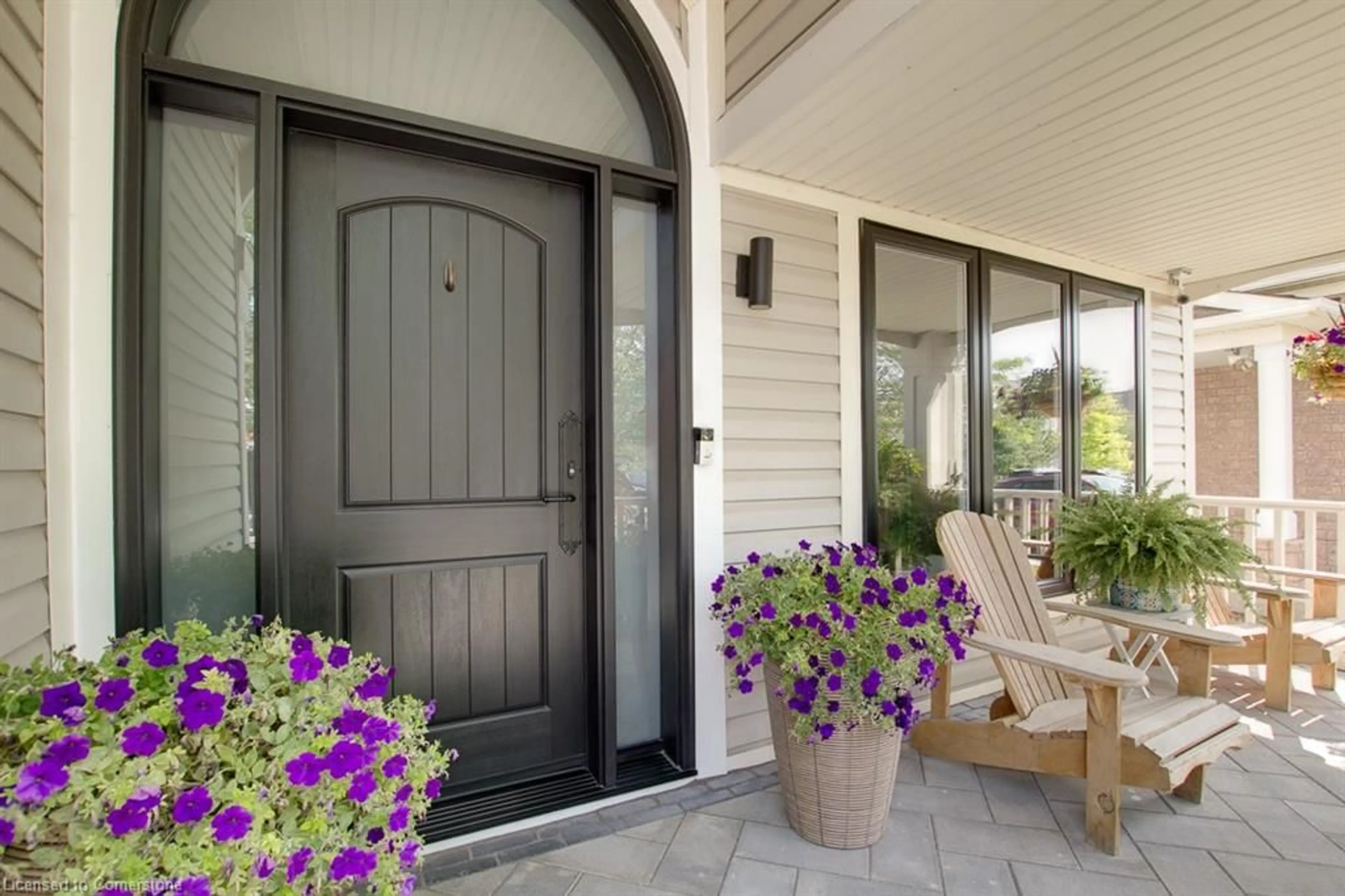 Indoor entryway, wood floors for 955 Donnelly St, Milton Ontario L9T 6E2