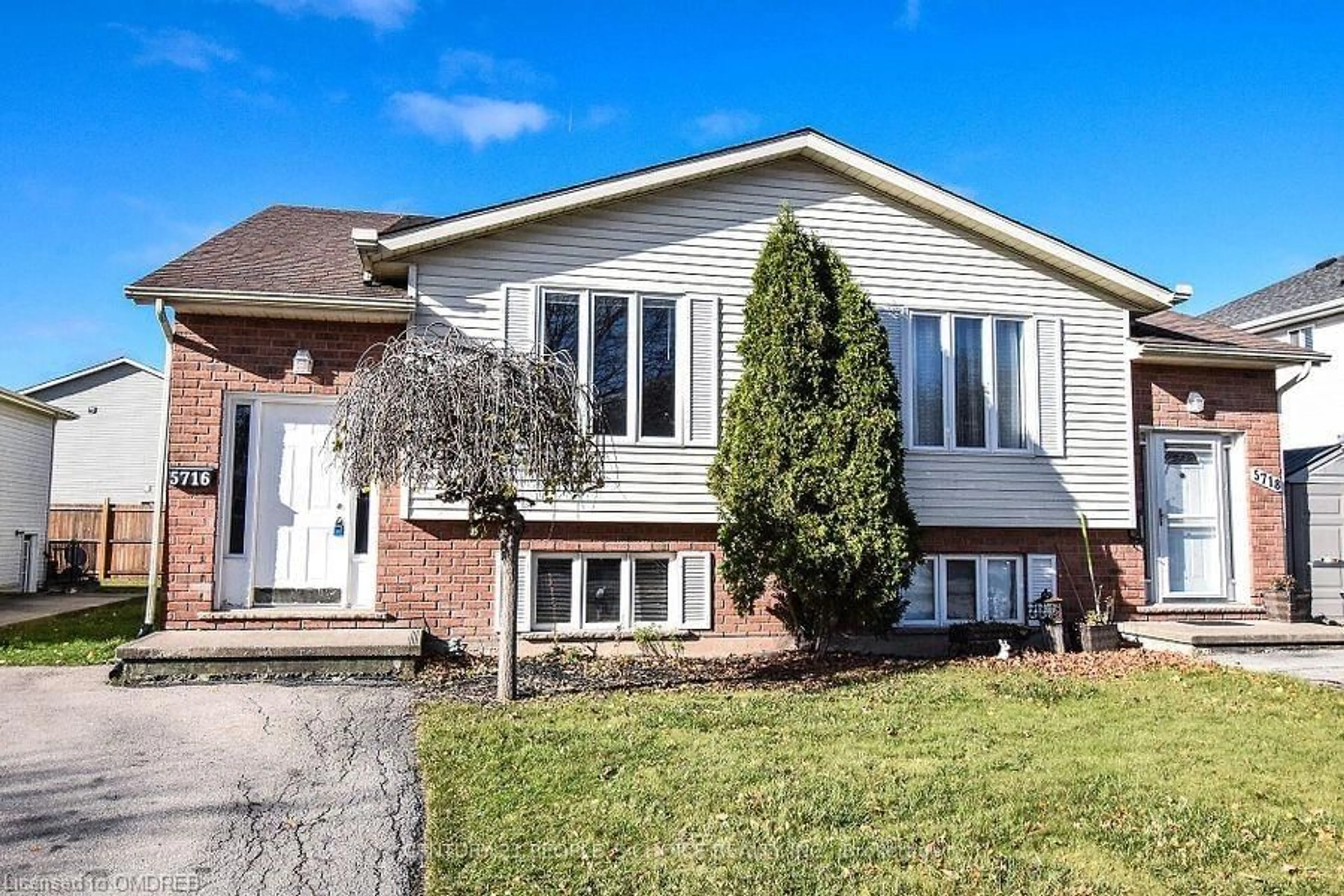 Frontside or backside of a home, cottage for 5716 Deerbrook St, Niagara Falls Ontario L2G 7V6