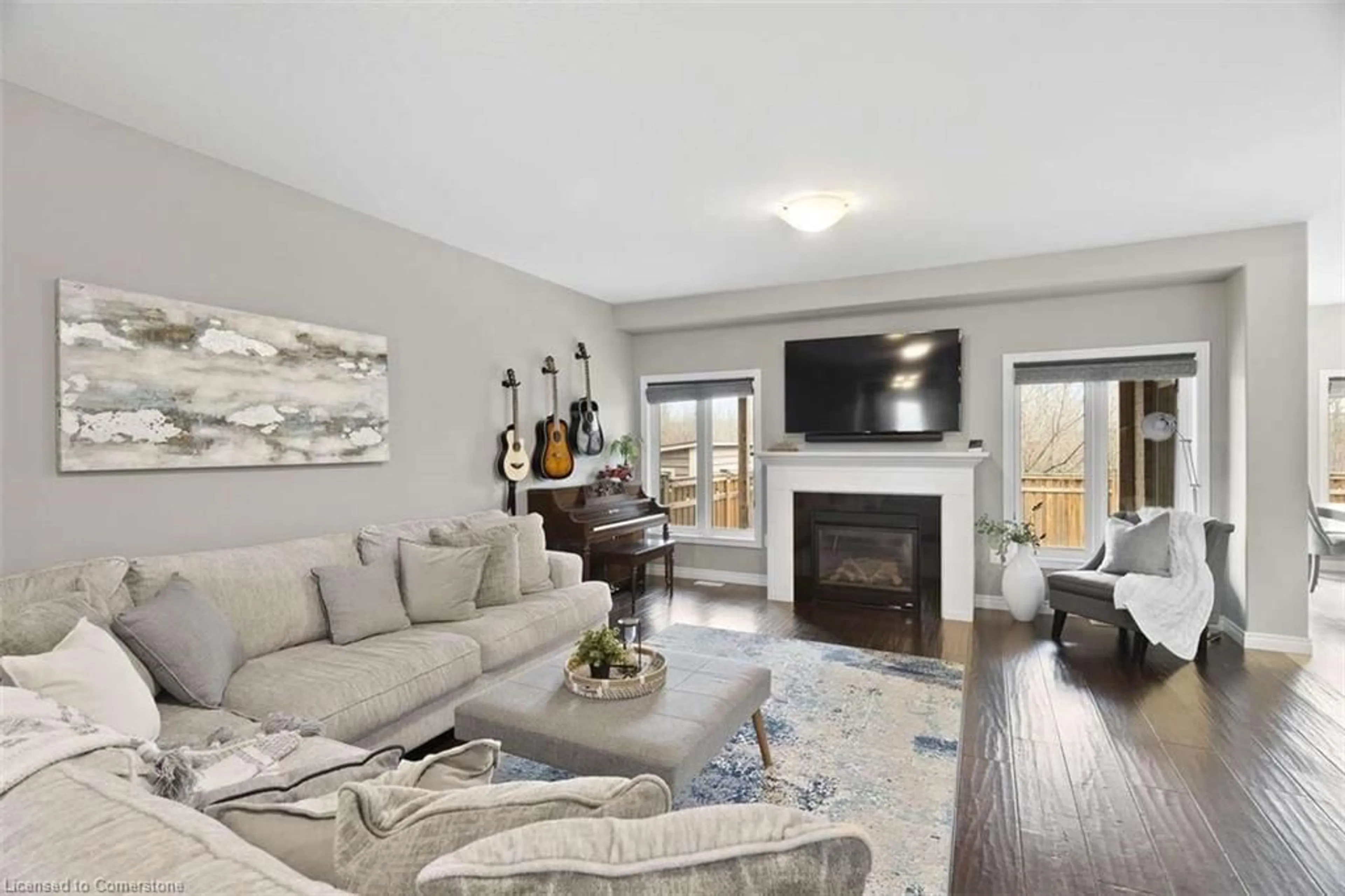 Living room, wood floors for 4 Thornbury Crt, Stoney Creek Ontario L8J 0G7