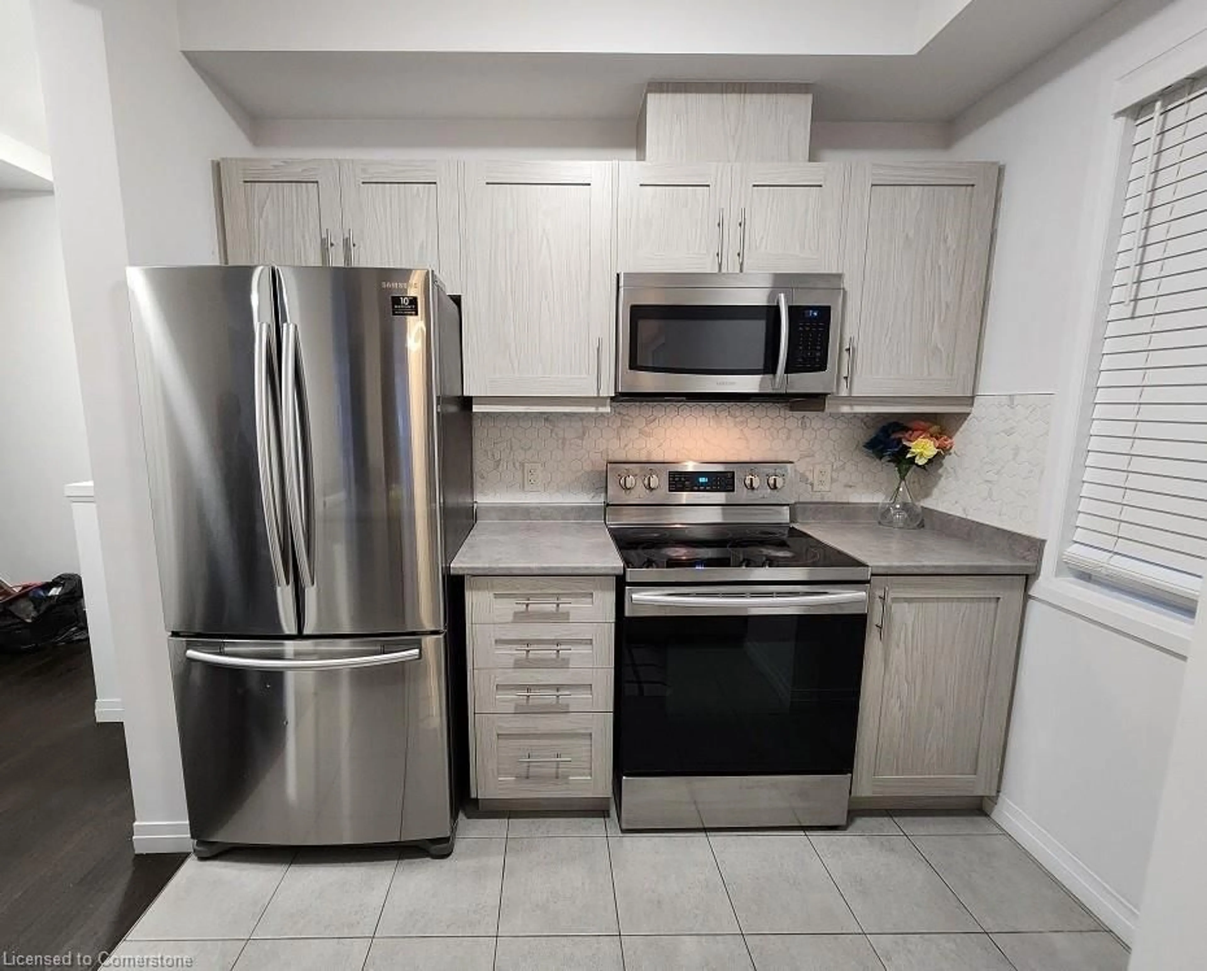 Standard kitchen for 30 Times Square Blvd #273, Stoney Creek Ontario L8J 0L8