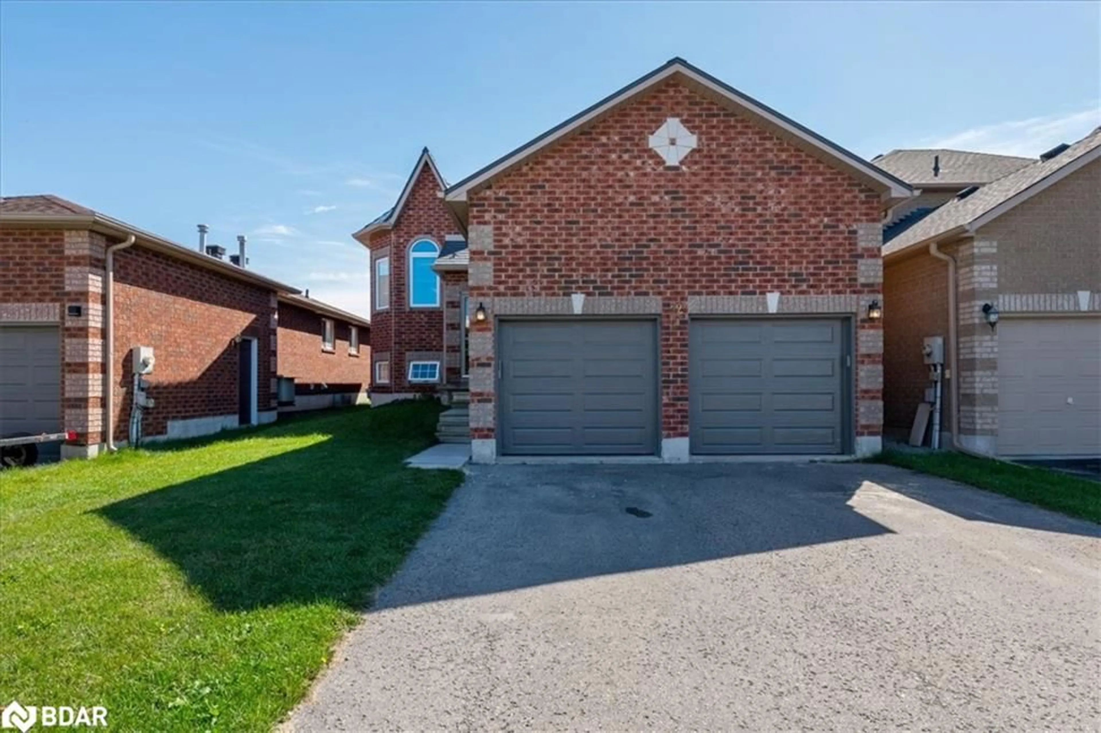 Home with brick exterior material for 32 Majesty Blvd, Barrie Ontario L4M 7K3