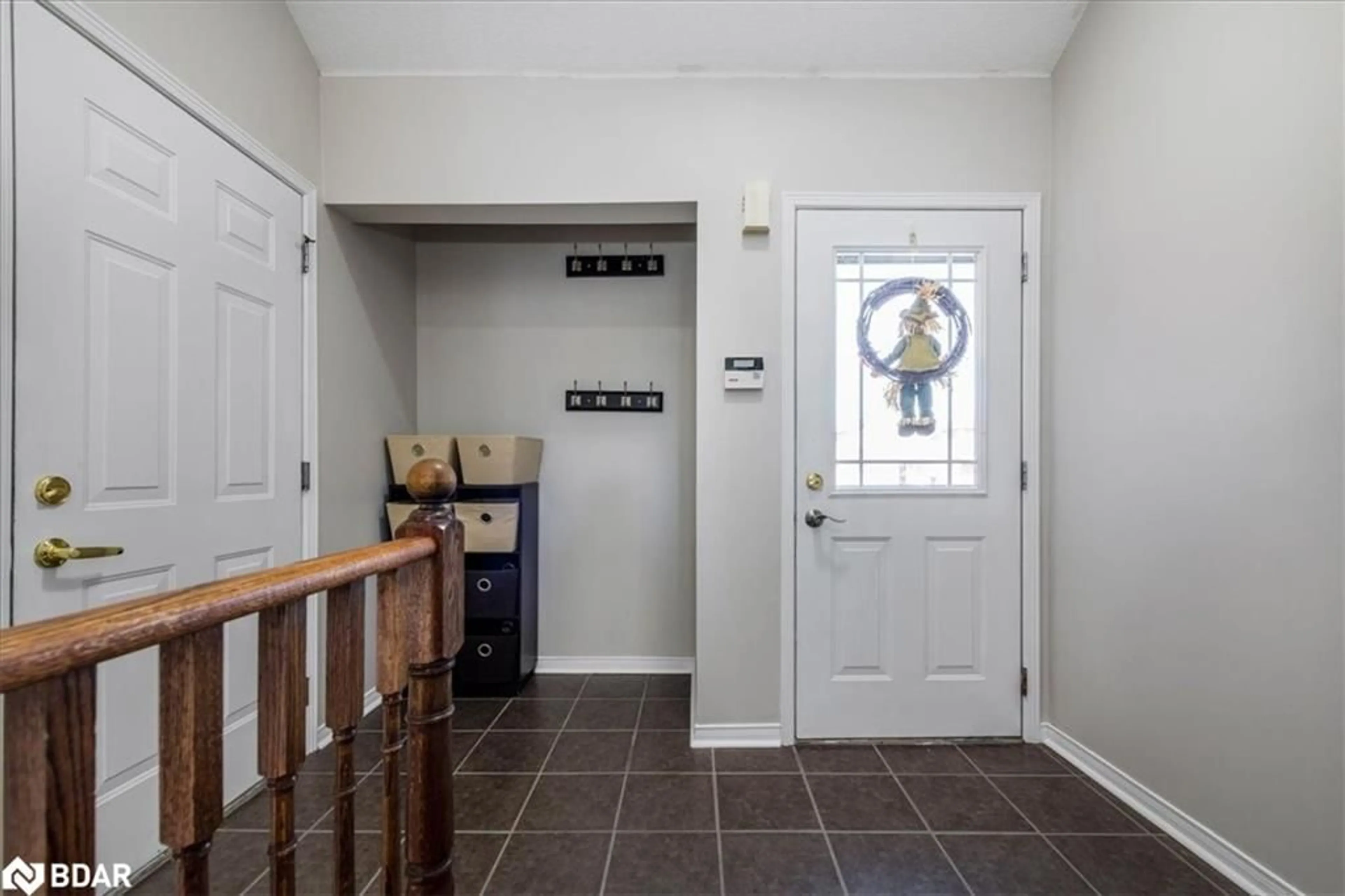 Indoor entryway, wood floors for 32 Majesty Blvd, Barrie Ontario L4M 7K3