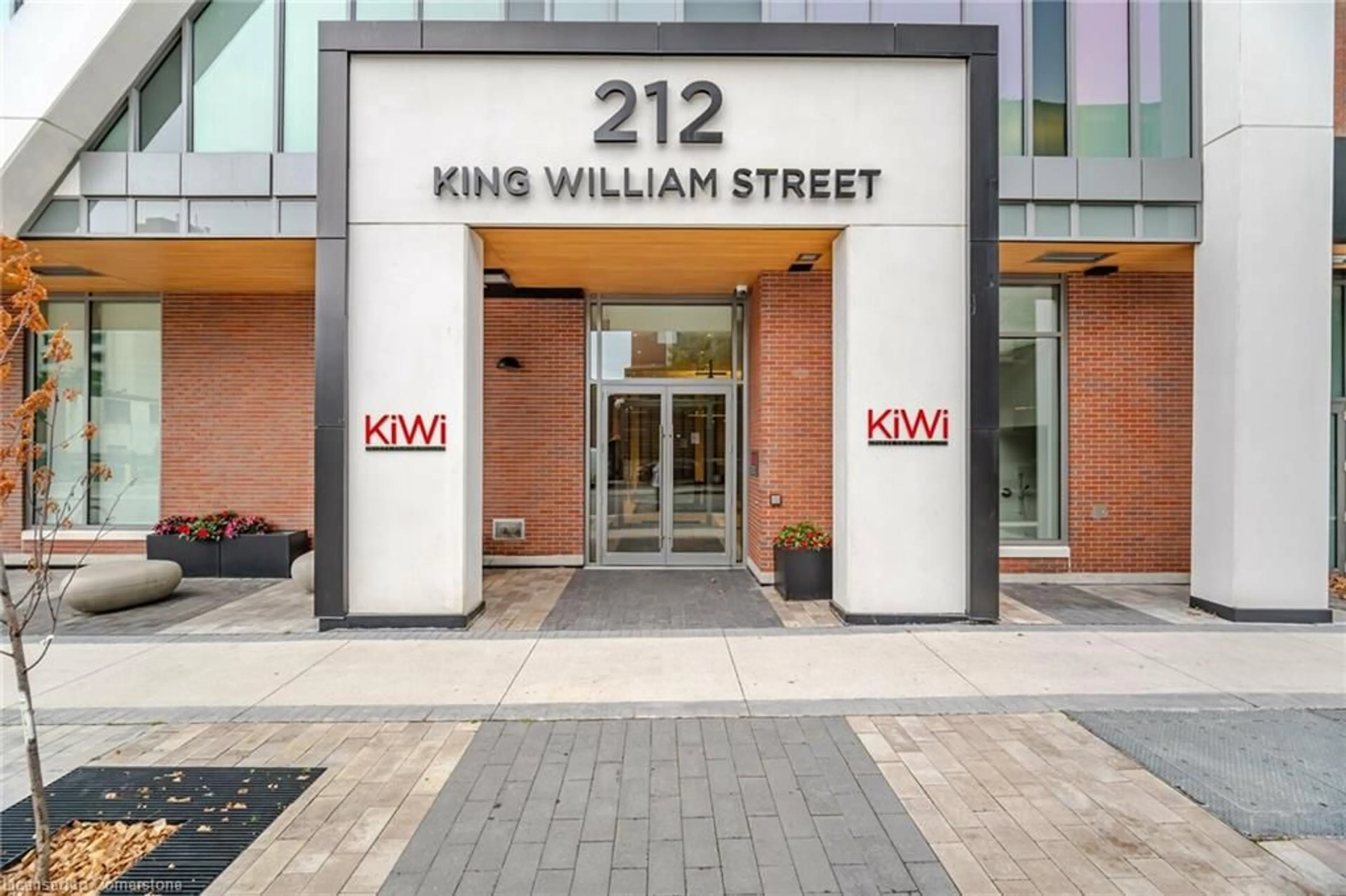 Indoor foyer for 212 King William St #604, Hamilton Ontario L8R 0A7