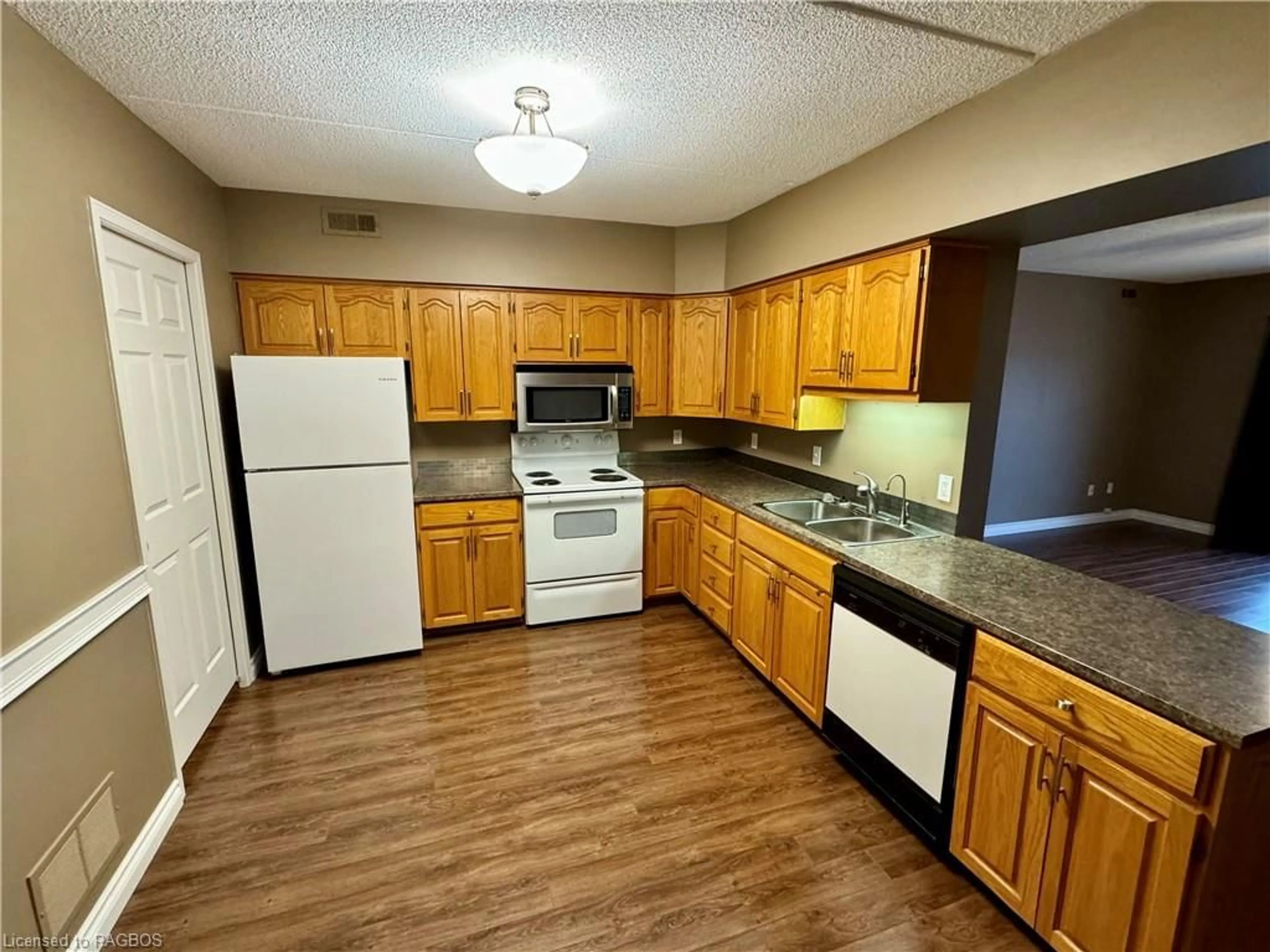 Standard kitchen, wood floors, cottage for 304 - 203 Mcnabb St, Walkerton Ontario N0G 2V0