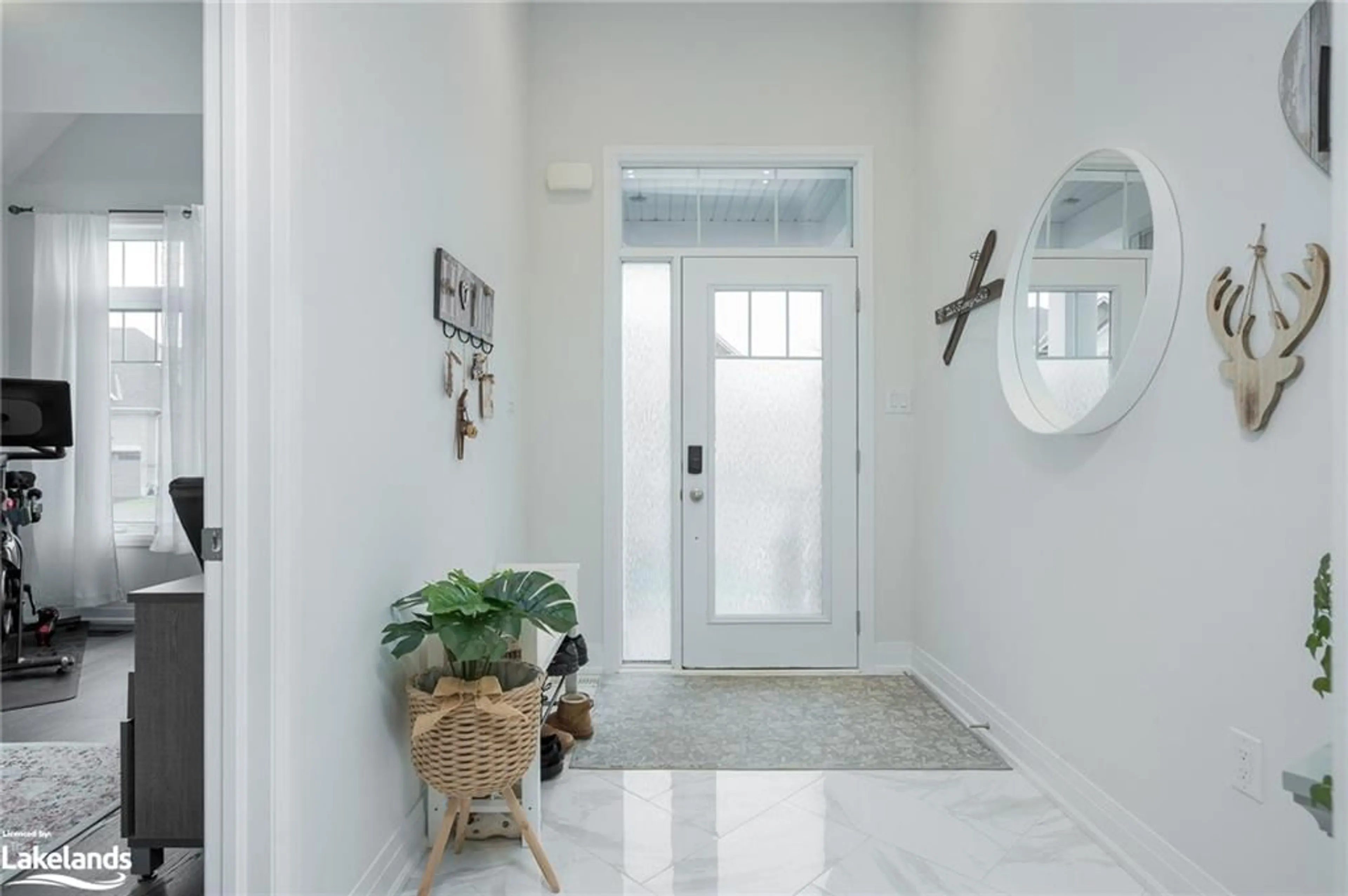 Indoor entryway, wood floors for 41 Tracey Lane, Collingwood Ontario L9Y 3L7