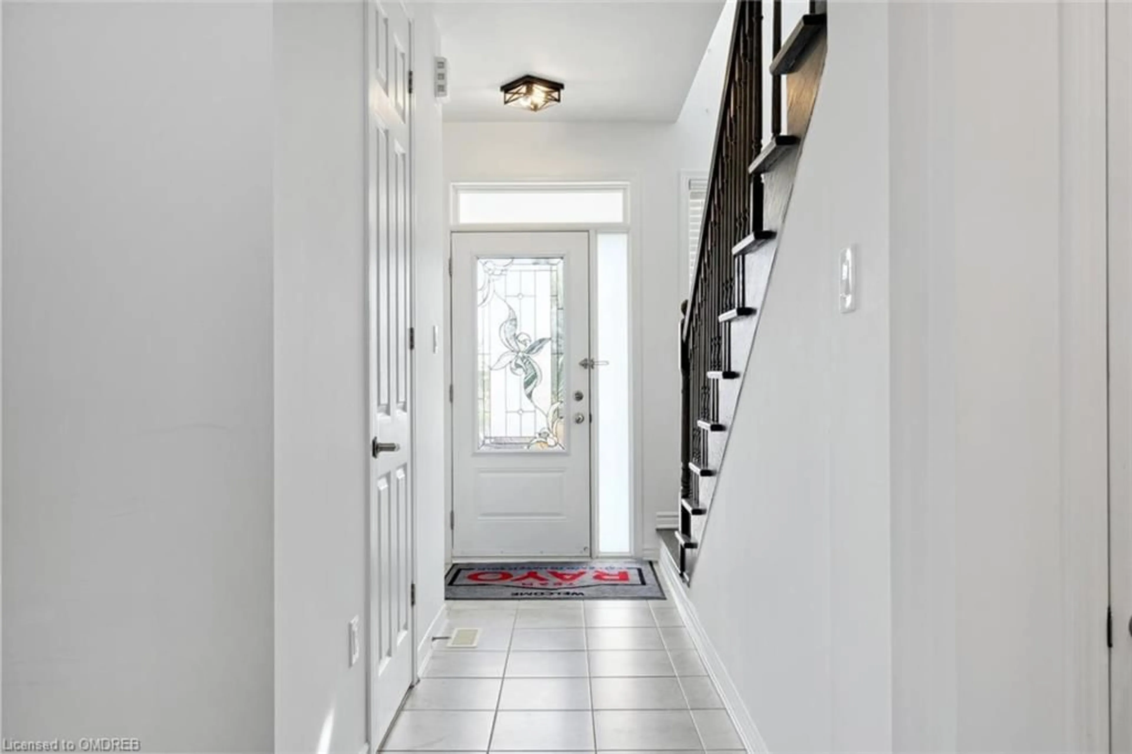 Indoor entryway, wood floors for 879 Hickory Cres, Milton Ontario L9E 1P4