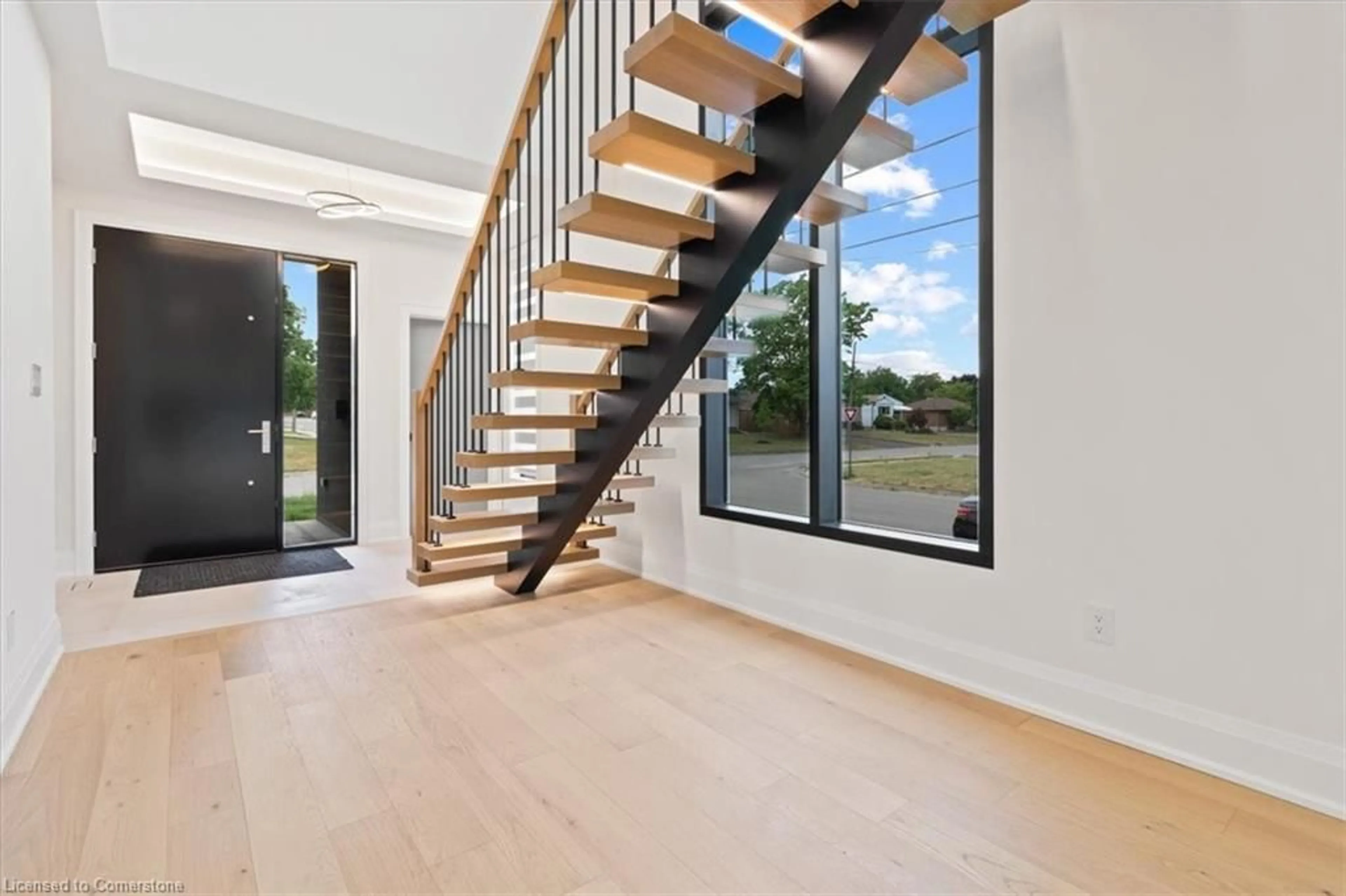 Indoor foyer, wood floors for 253 Federal St, Stoney Creek Ontario L8E 1P8