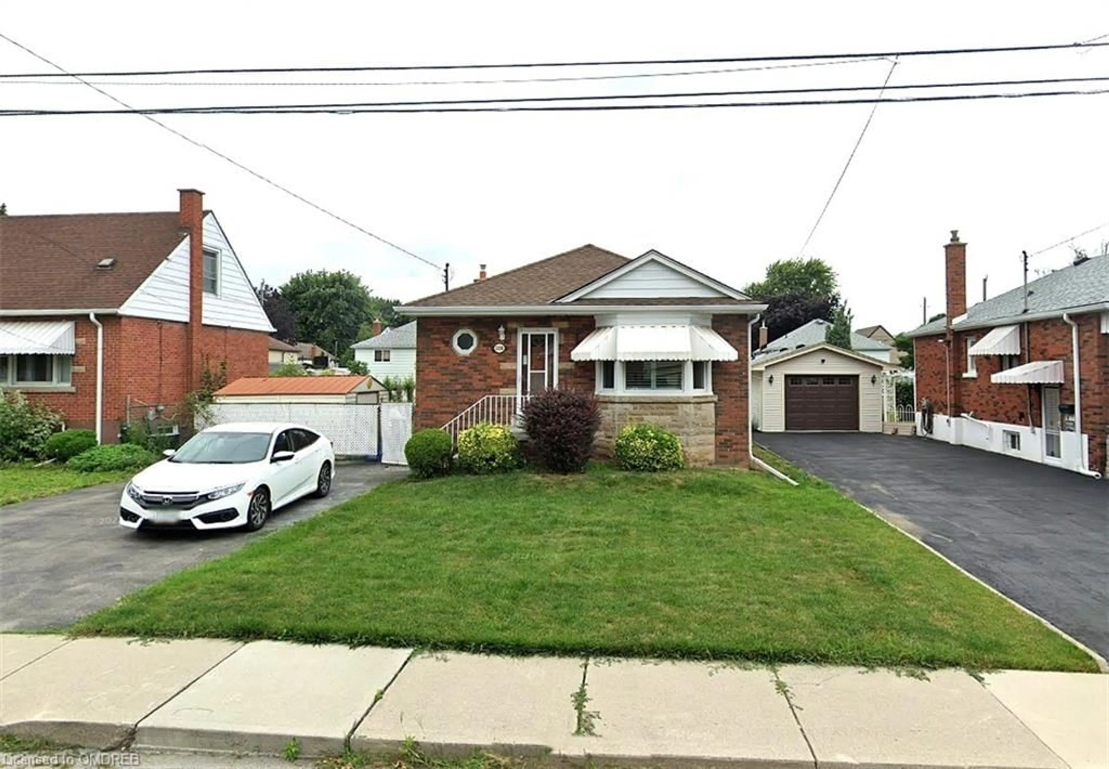 Frontside or backside of a home, the street view for 208 East 32nd St, Hamilton Ontario L8V 3S4