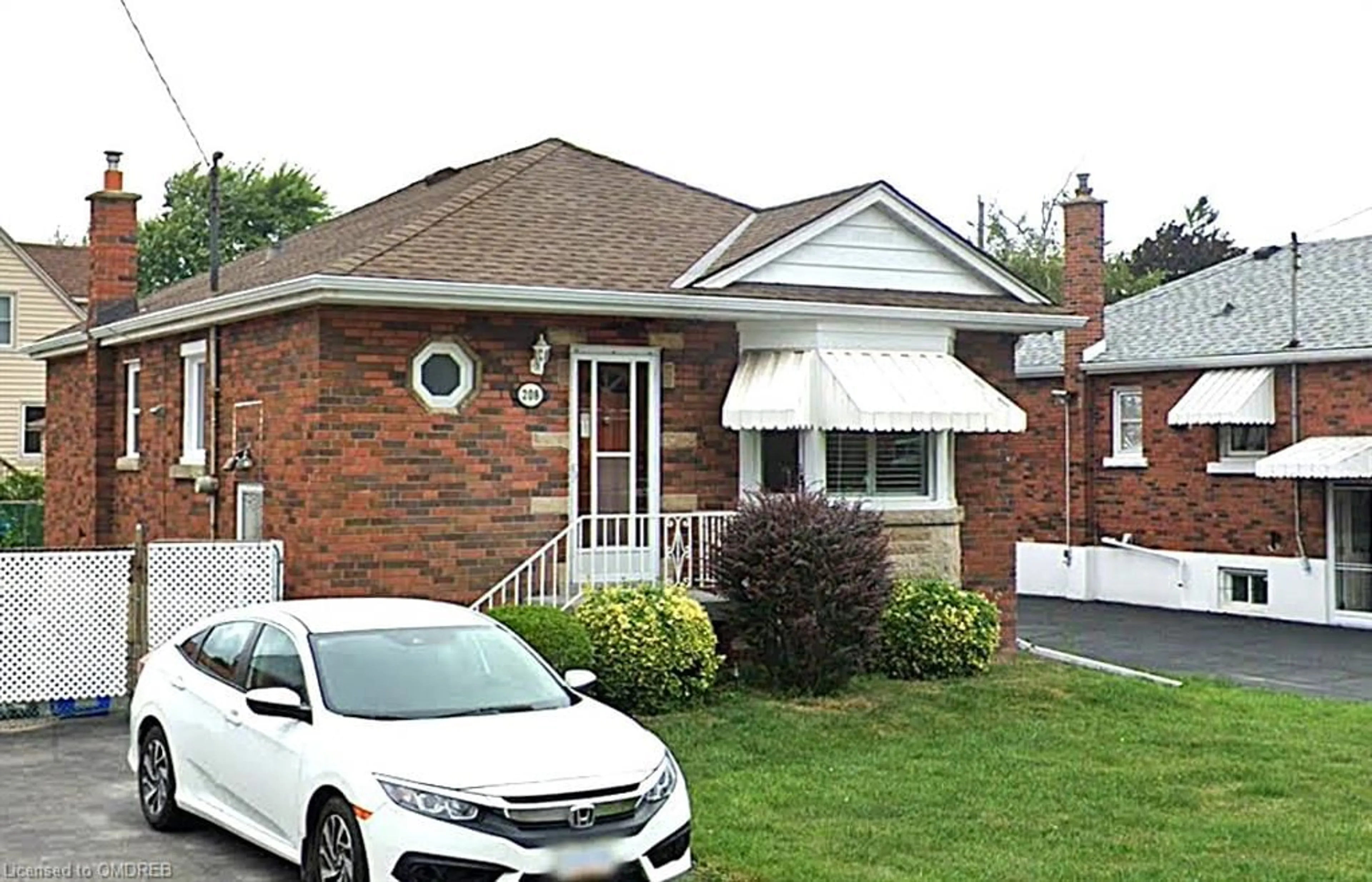 Home with brick exterior material for 208 East 32nd St, Hamilton Ontario L8V 3S4