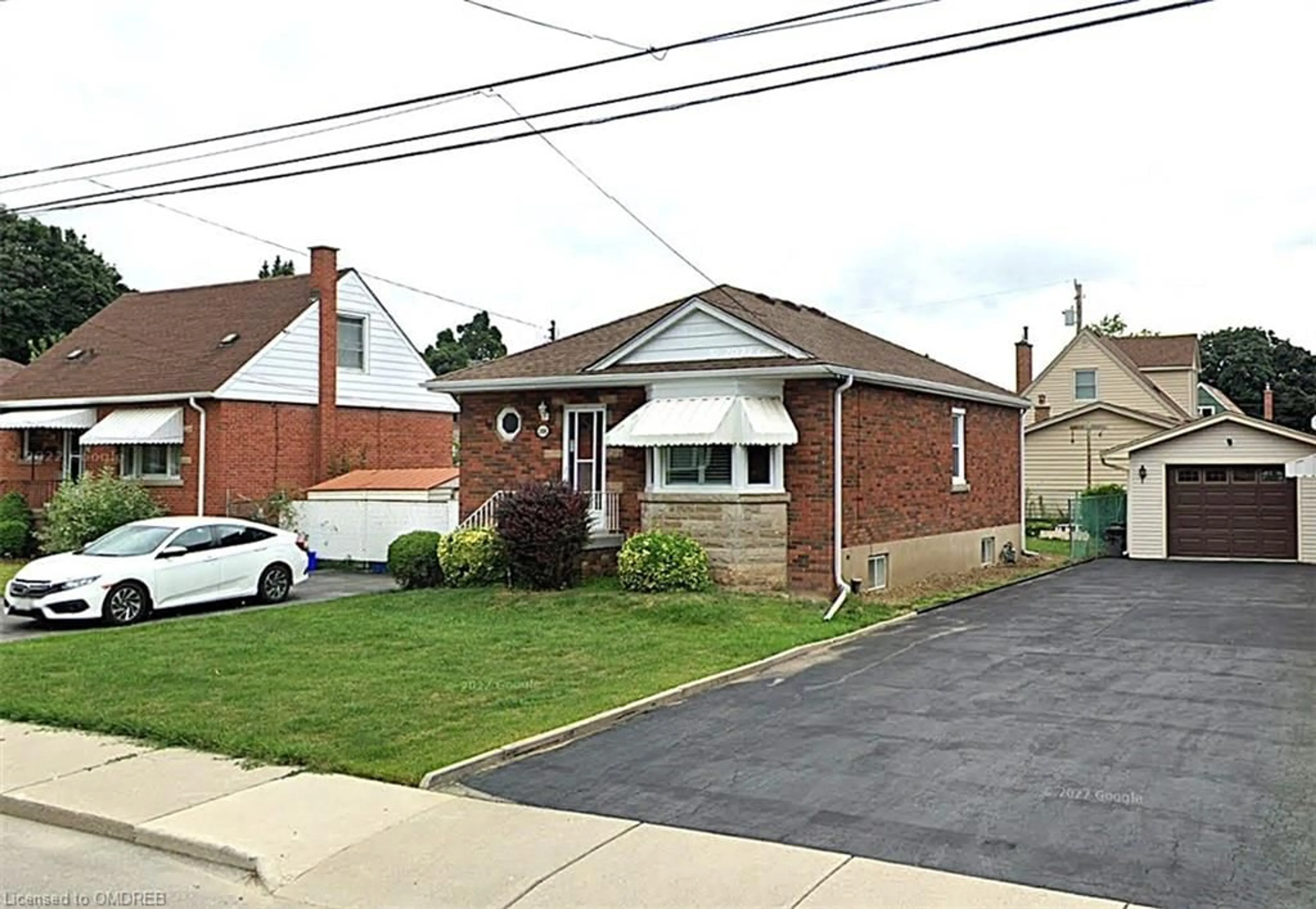 Frontside or backside of a home, the street view for 208 East 32nd St, Hamilton Ontario L8V 3S4