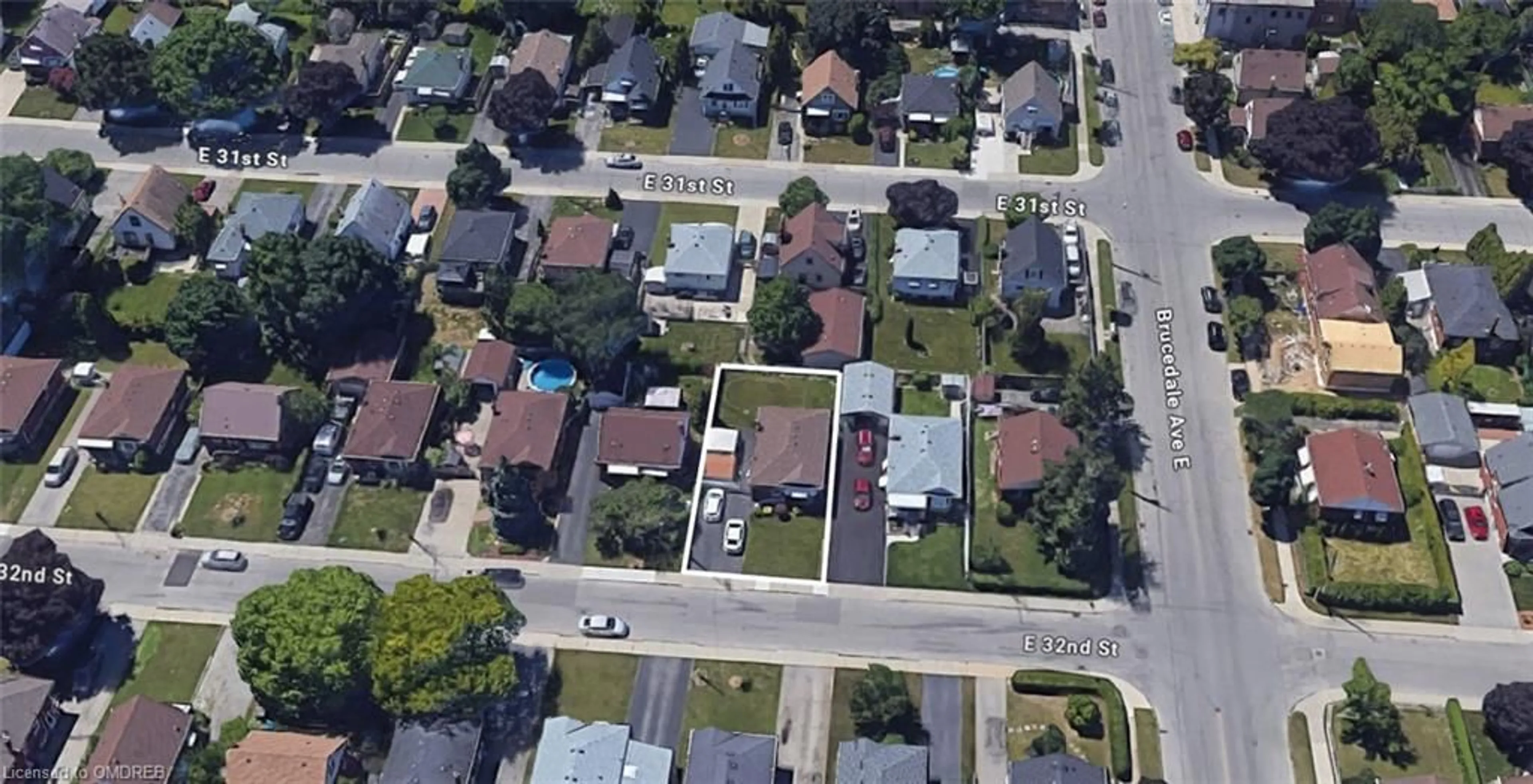 Frontside or backside of a home, the street view for 208 East 32nd St, Hamilton Ontario L8V 3S4