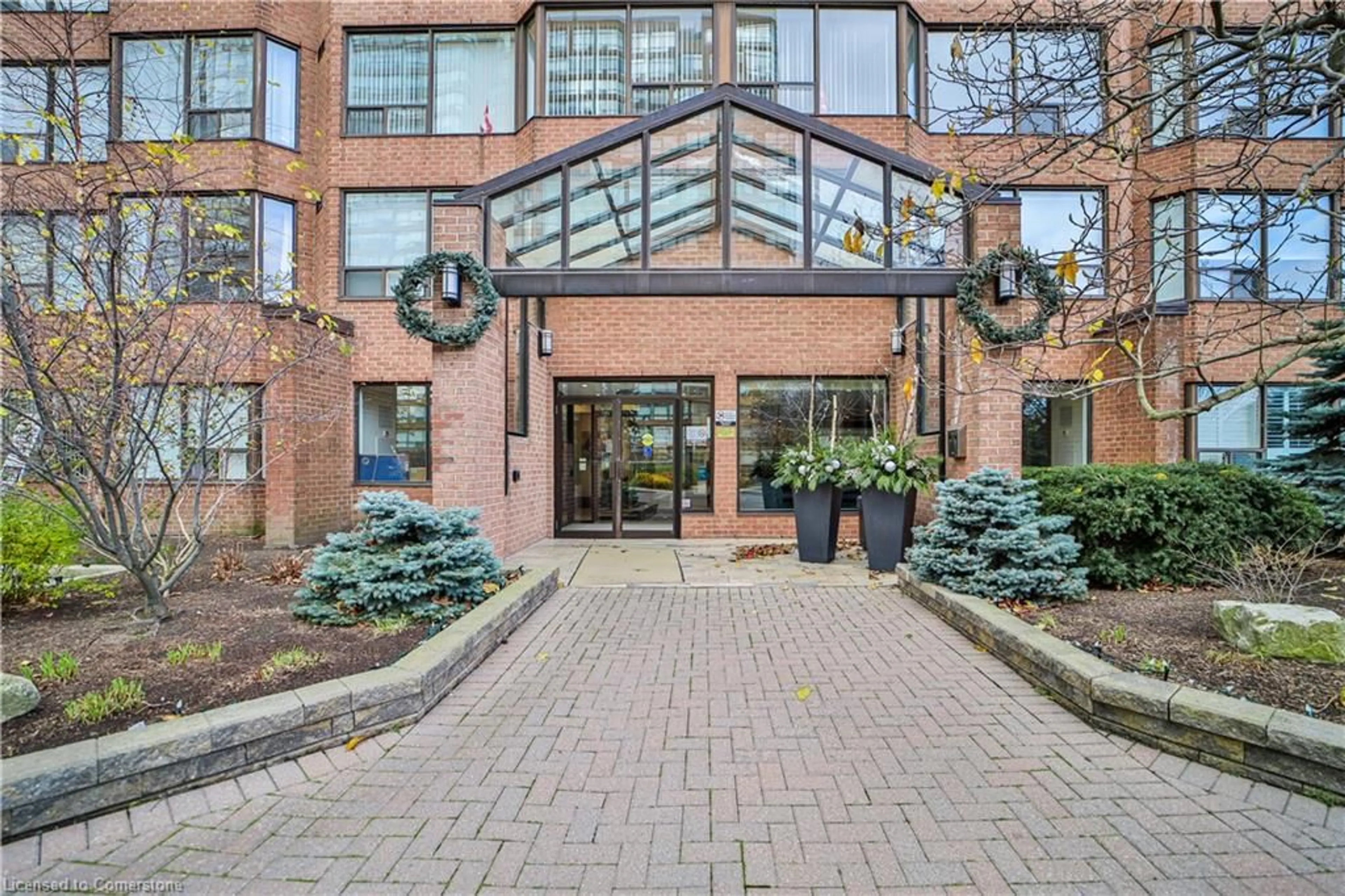 Indoor foyer, carpet floors for 1270 Maple Crossing Blvd #705, Burlington Ontario L7S 2J3