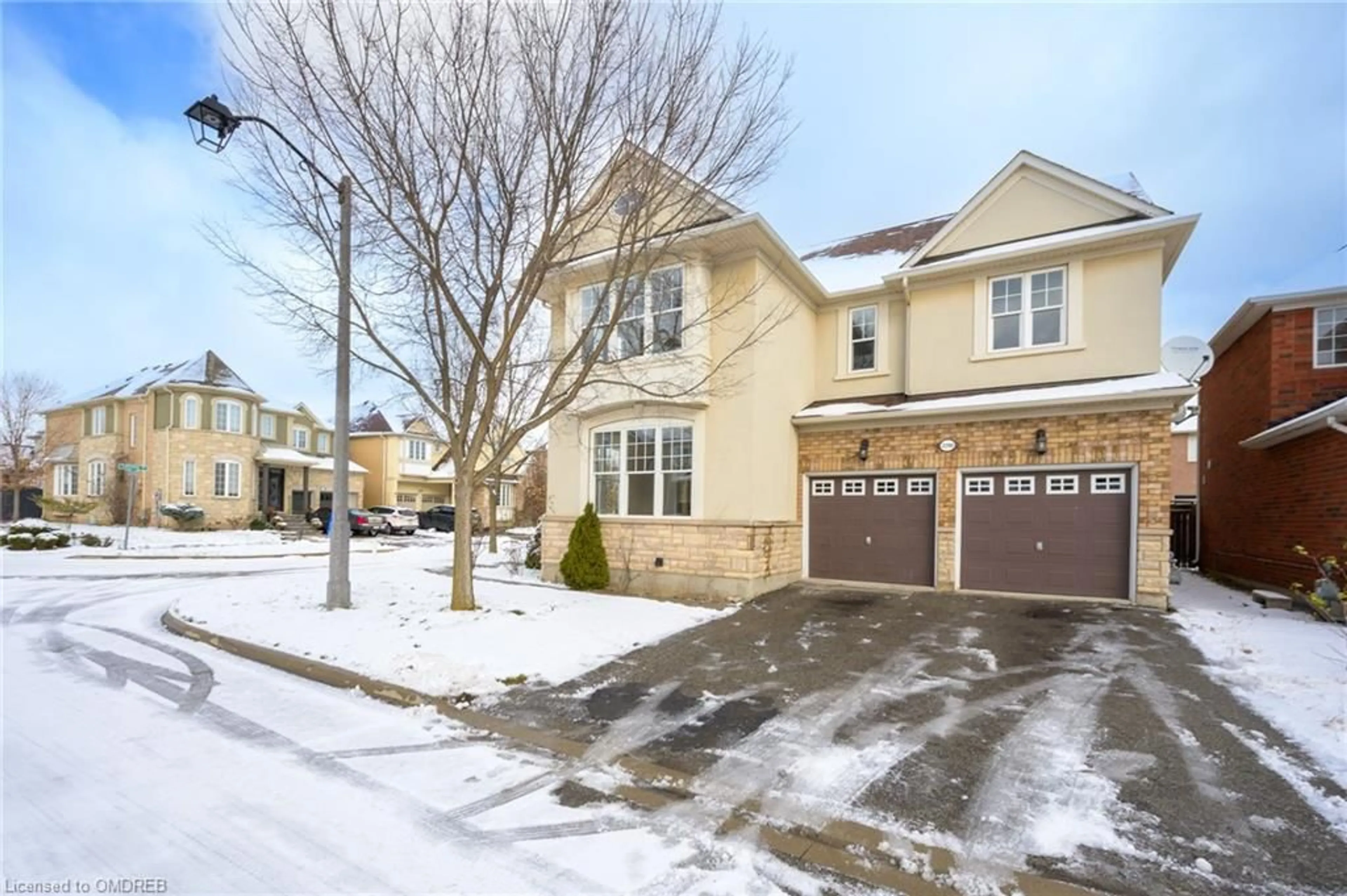 A pic from exterior of the house or condo, the street view for 2390 Calloway Dr, Oakville Ontario L6M 0C1