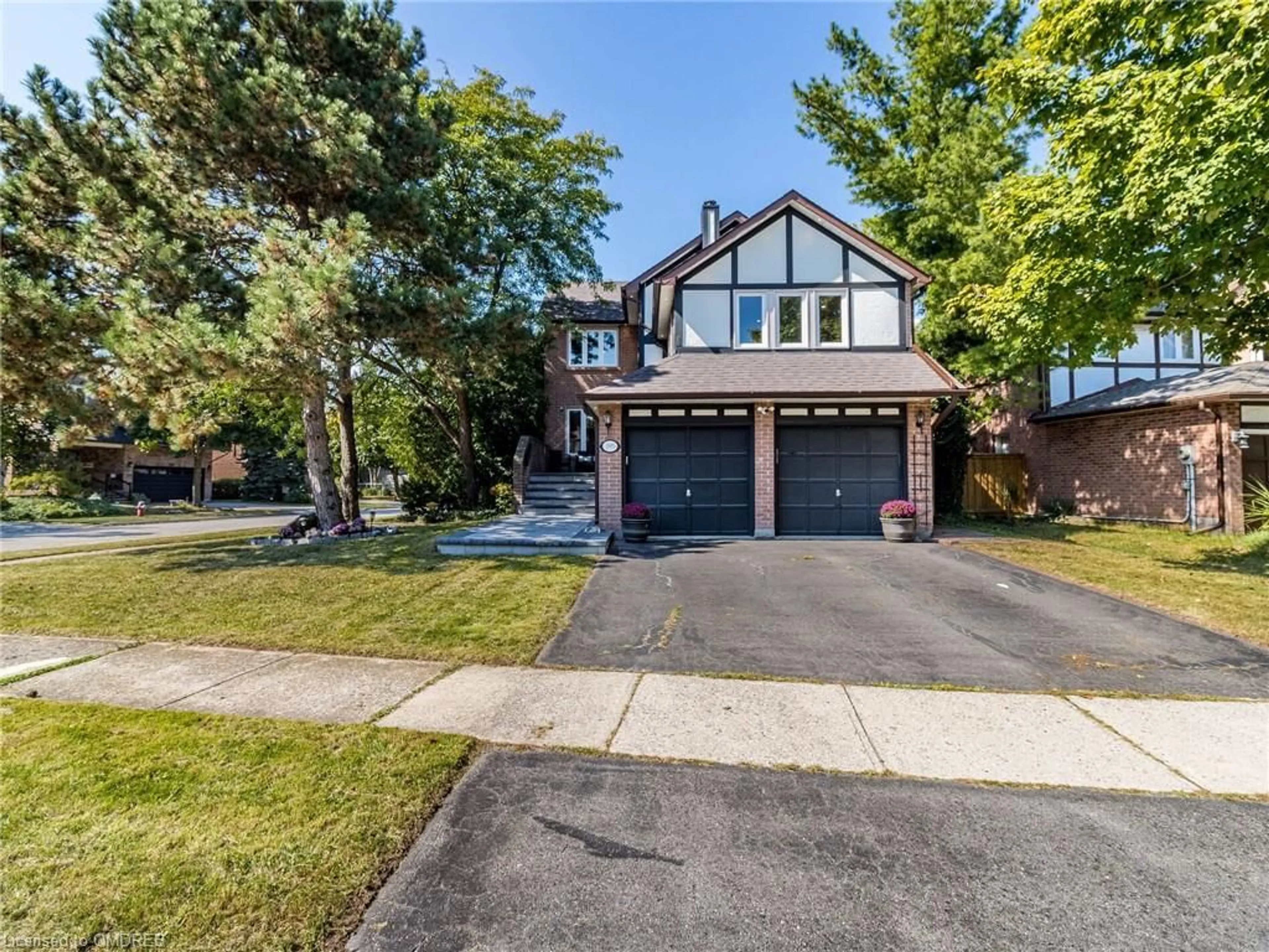 Frontside or backside of a home, the street view for 195 Romain Cres, Oakville Ontario L6H 5A5