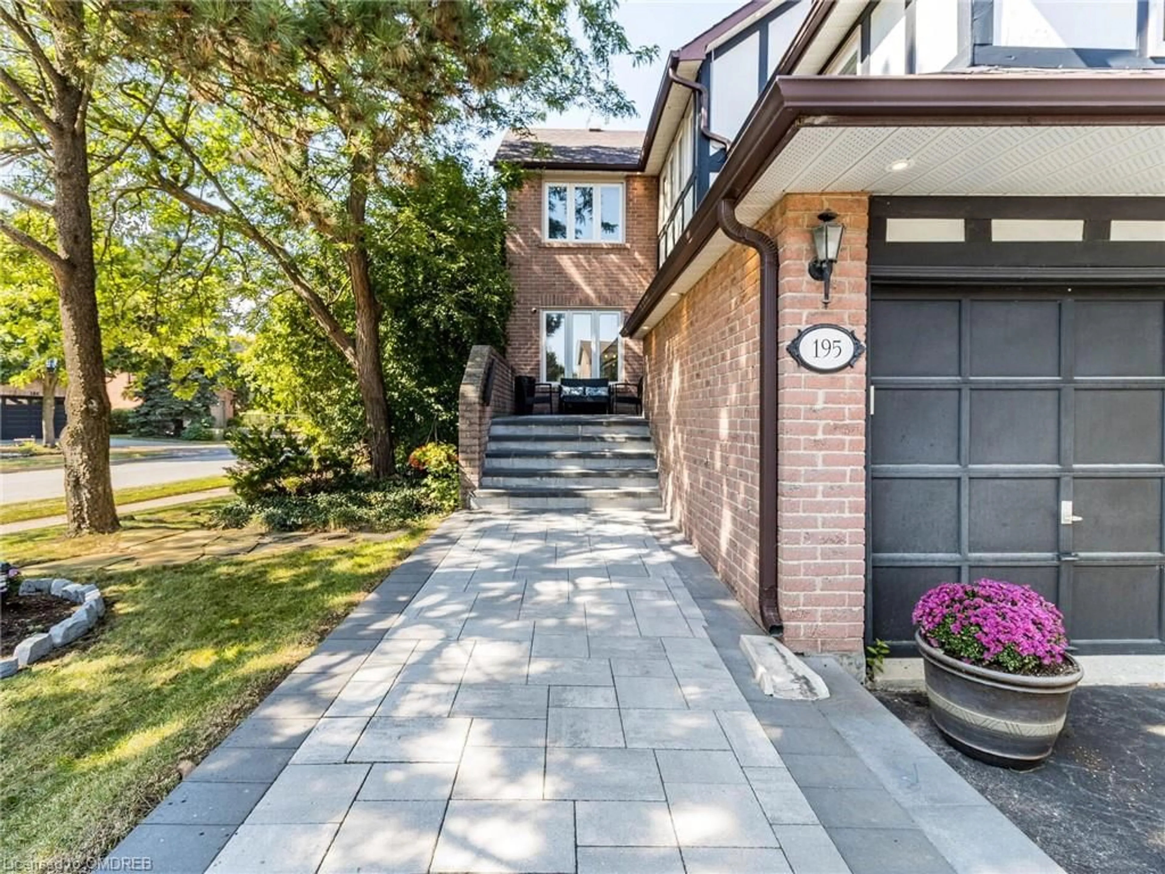 Home with brick exterior material for 195 Romain Cres, Oakville Ontario L6H 5A5