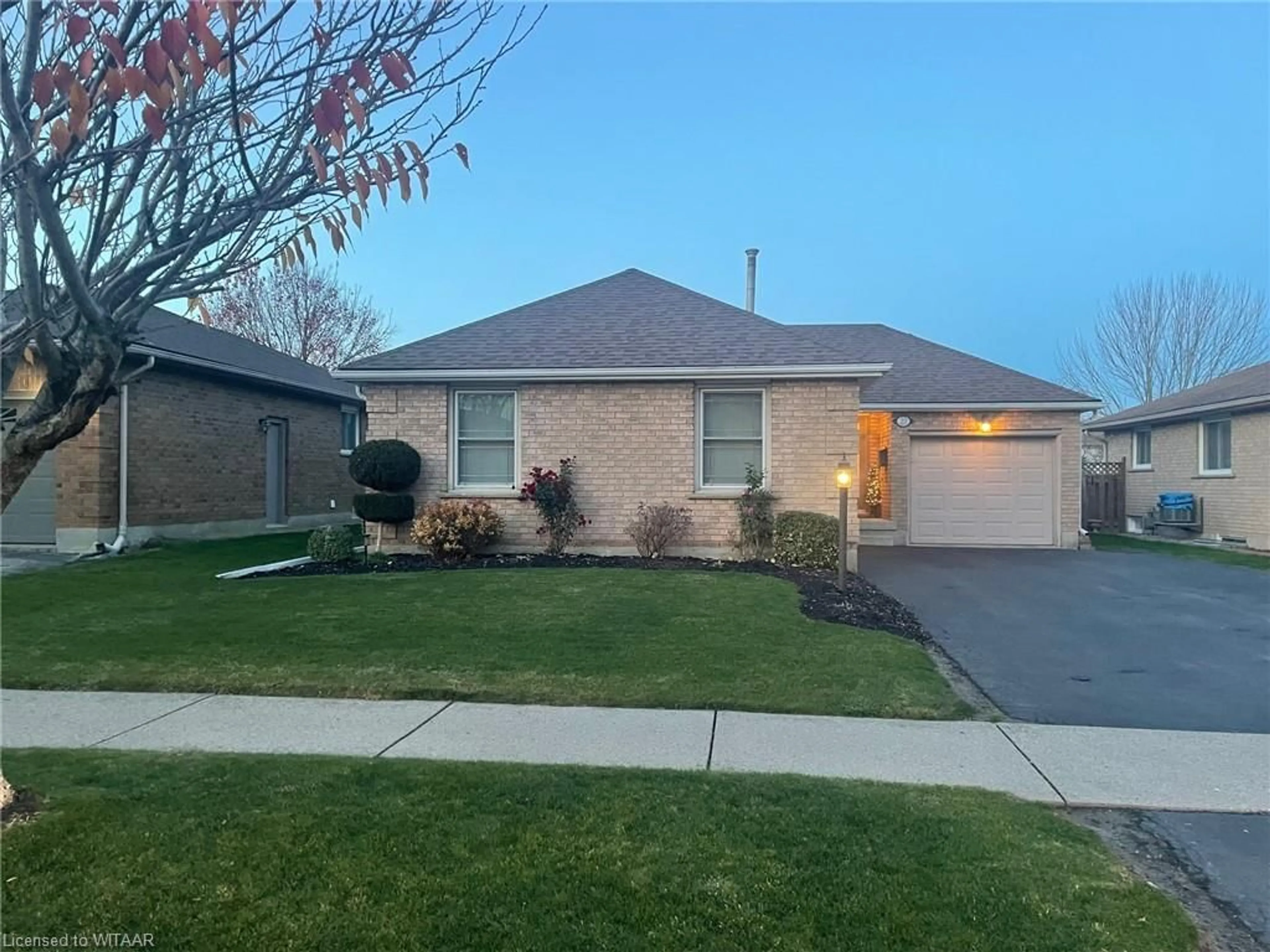 Frontside or backside of a home, the street view for 22 Coxwell Cres, Brantford Ontario N3P 1Z1