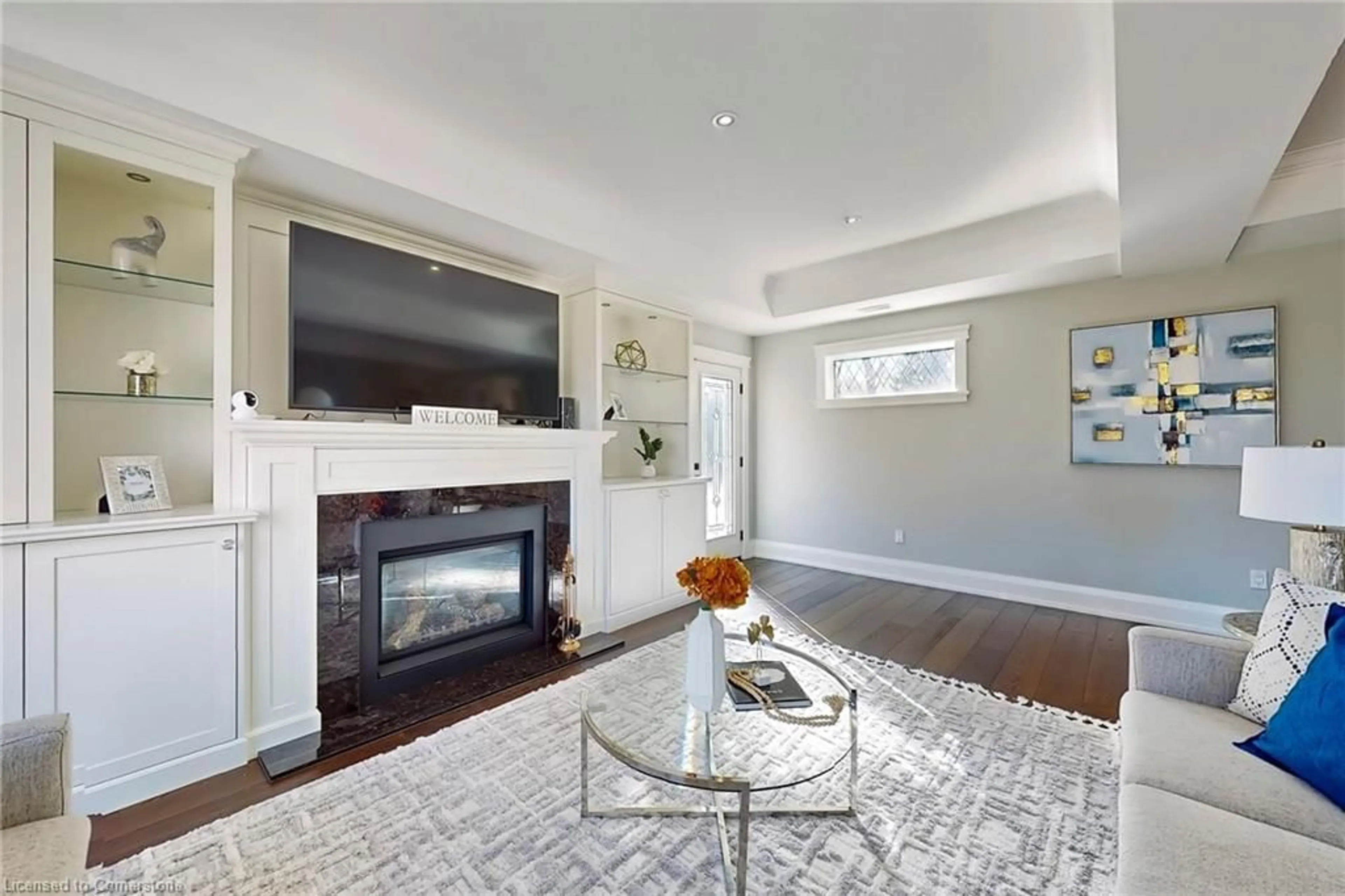 Living room, wood floors for 920 Glendale Crt, Burlington Ontario L7R 4J3