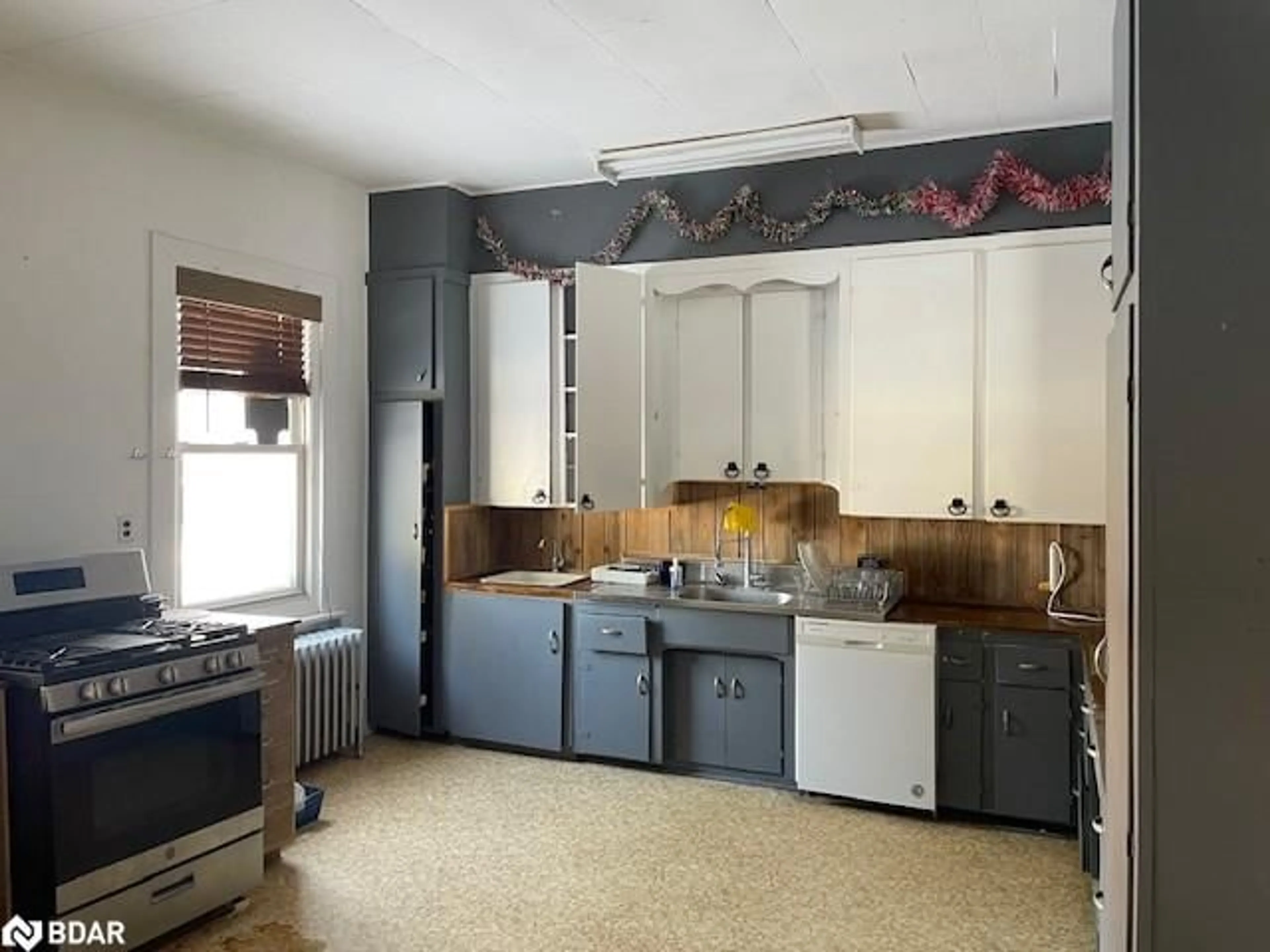Standard kitchen, unknown for 39A Poyntz St, Penetanguishene Ontario L9M 1N5