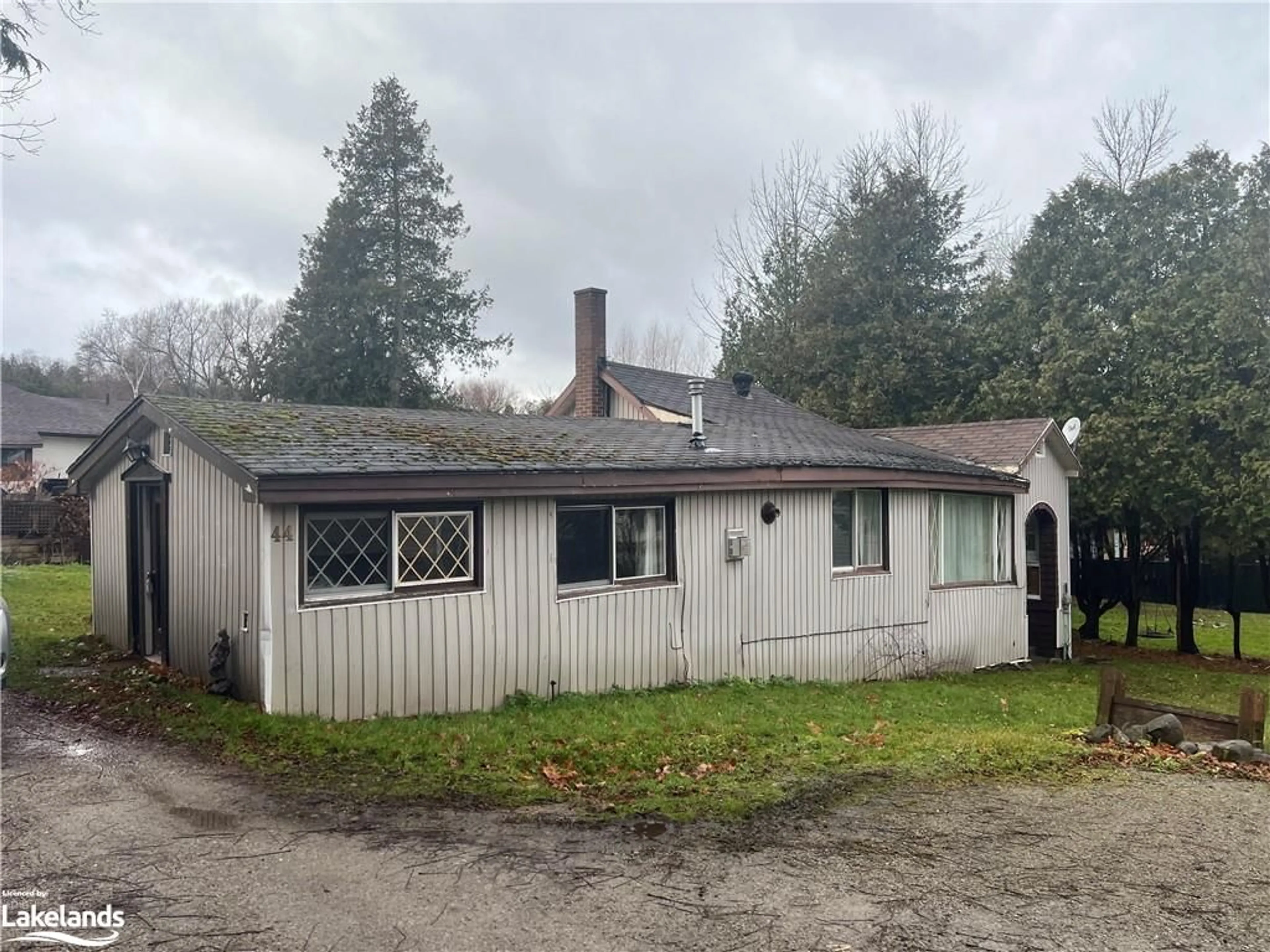 Frontside or backside of a home, cottage for 44 Ash St, Waubaushene Ontario L0K 2C0