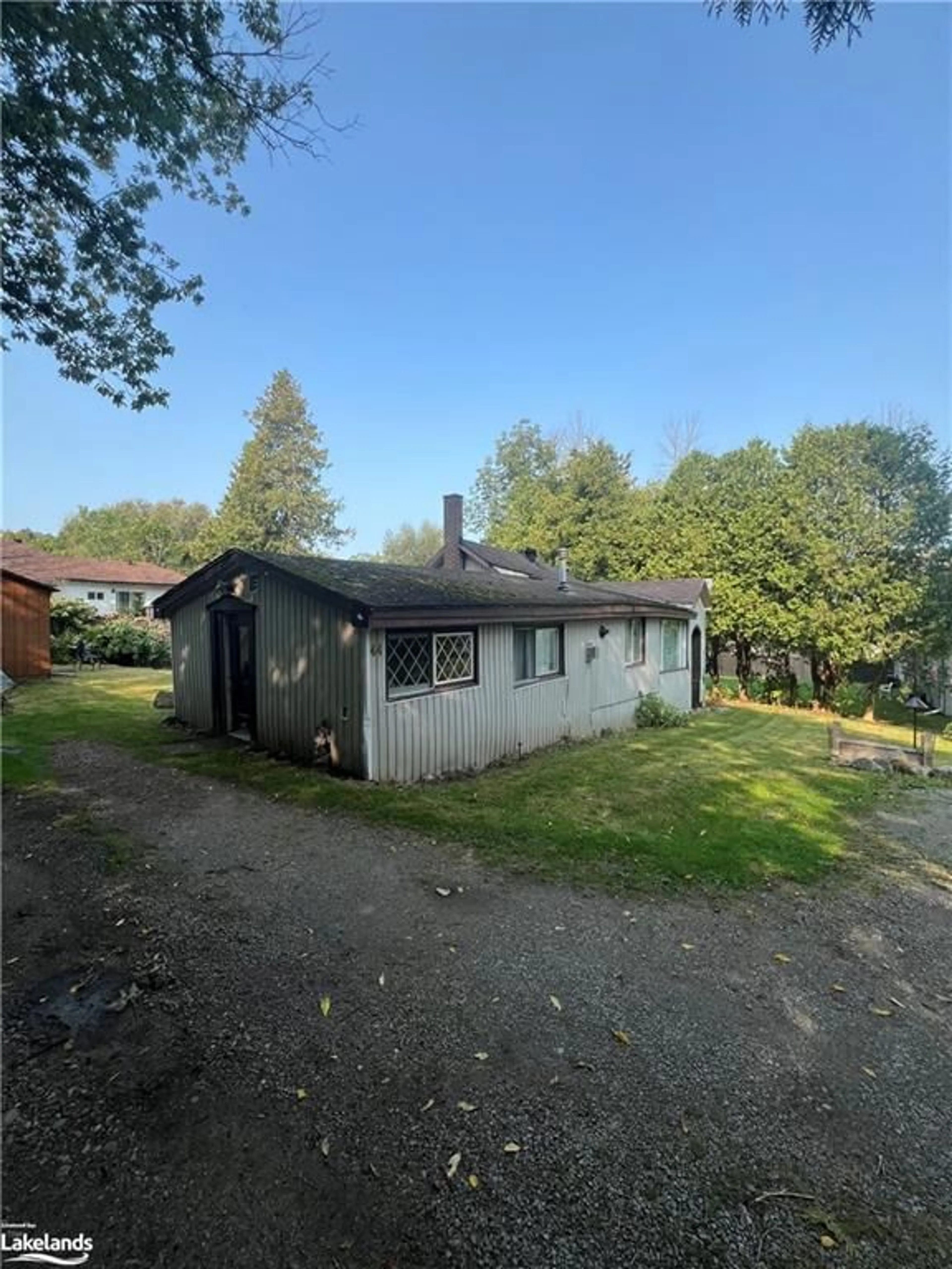 Frontside or backside of a home, cottage for 44 Ash St, Waubaushene Ontario L0K 2C0