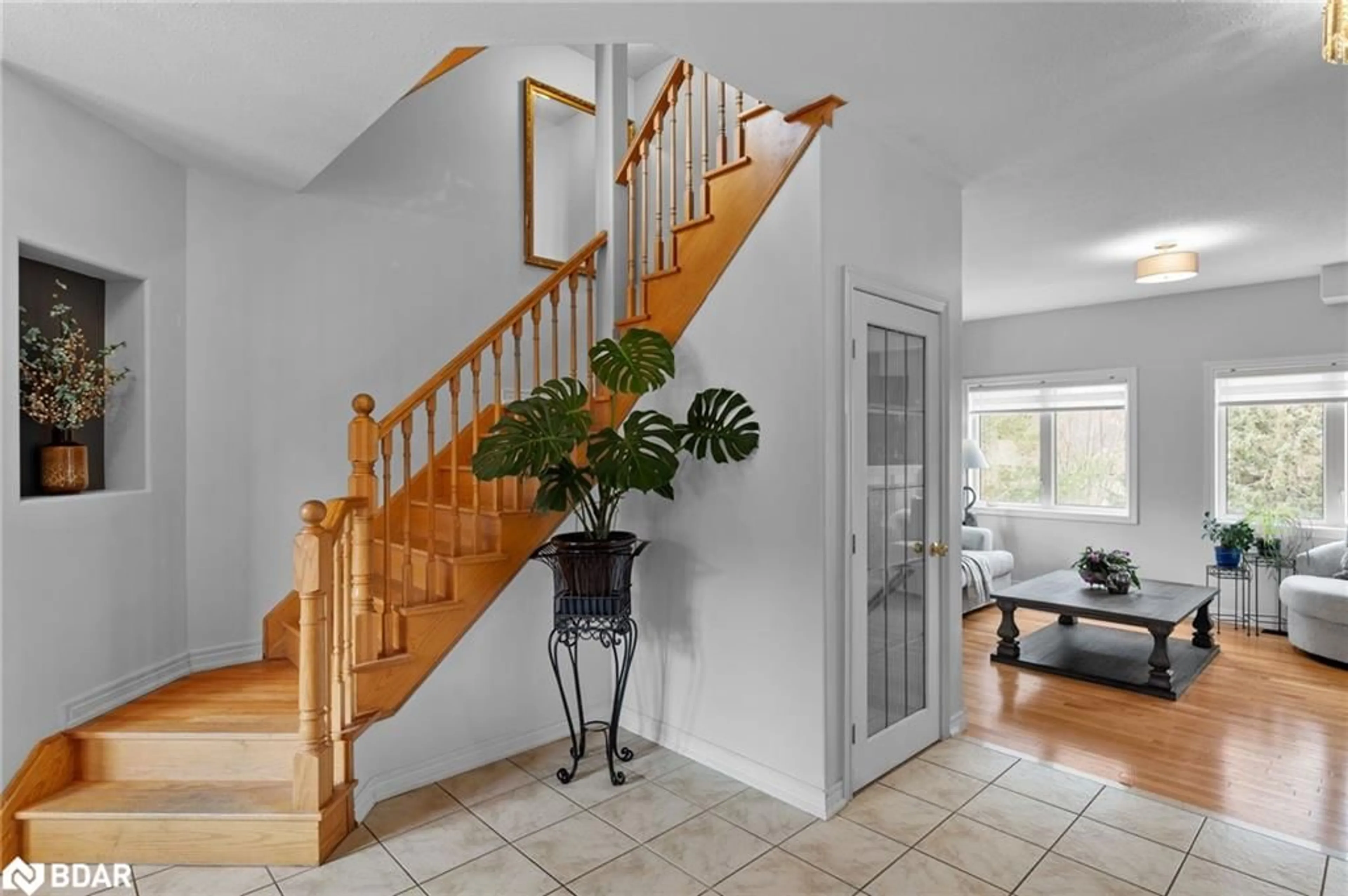 Indoor entryway, wood floors for 36 Stapleton Pl, Barrie Ontario L4N 5Z4