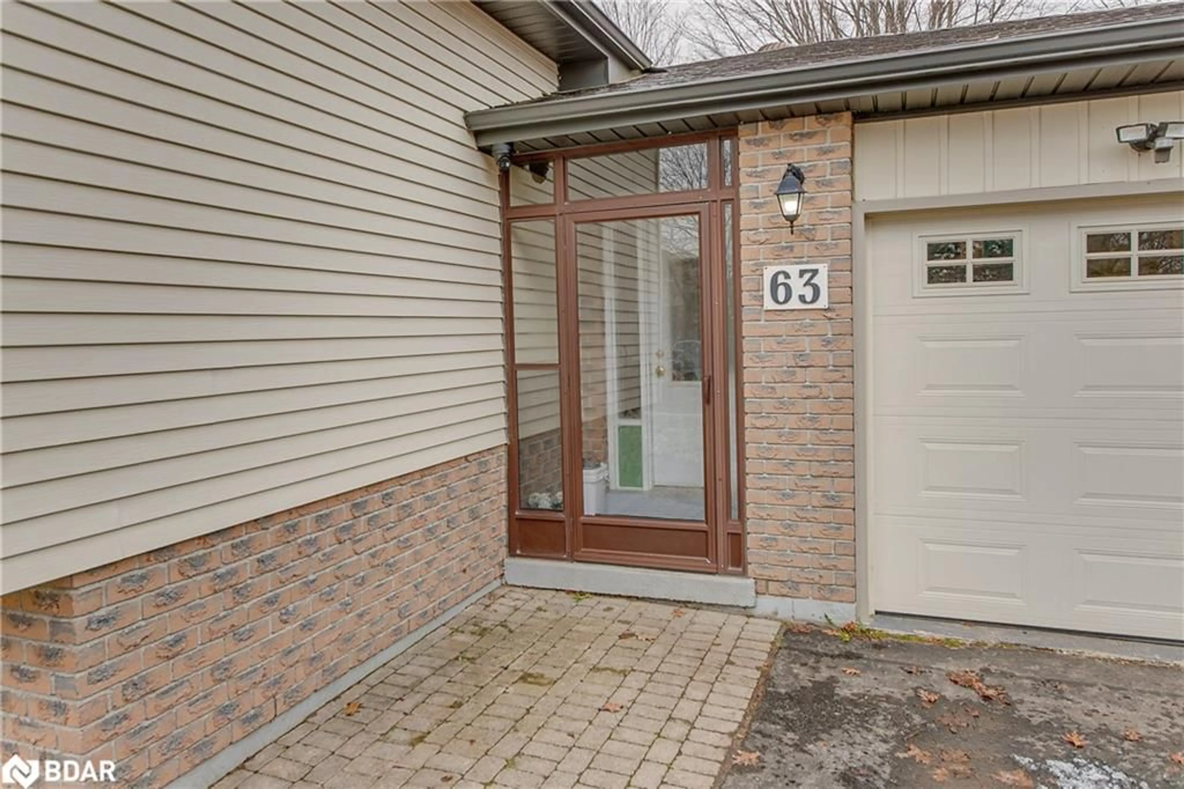 Indoor entryway, wood floors for 63 Bronte Cres, Barrie Ontario L4N 5B8