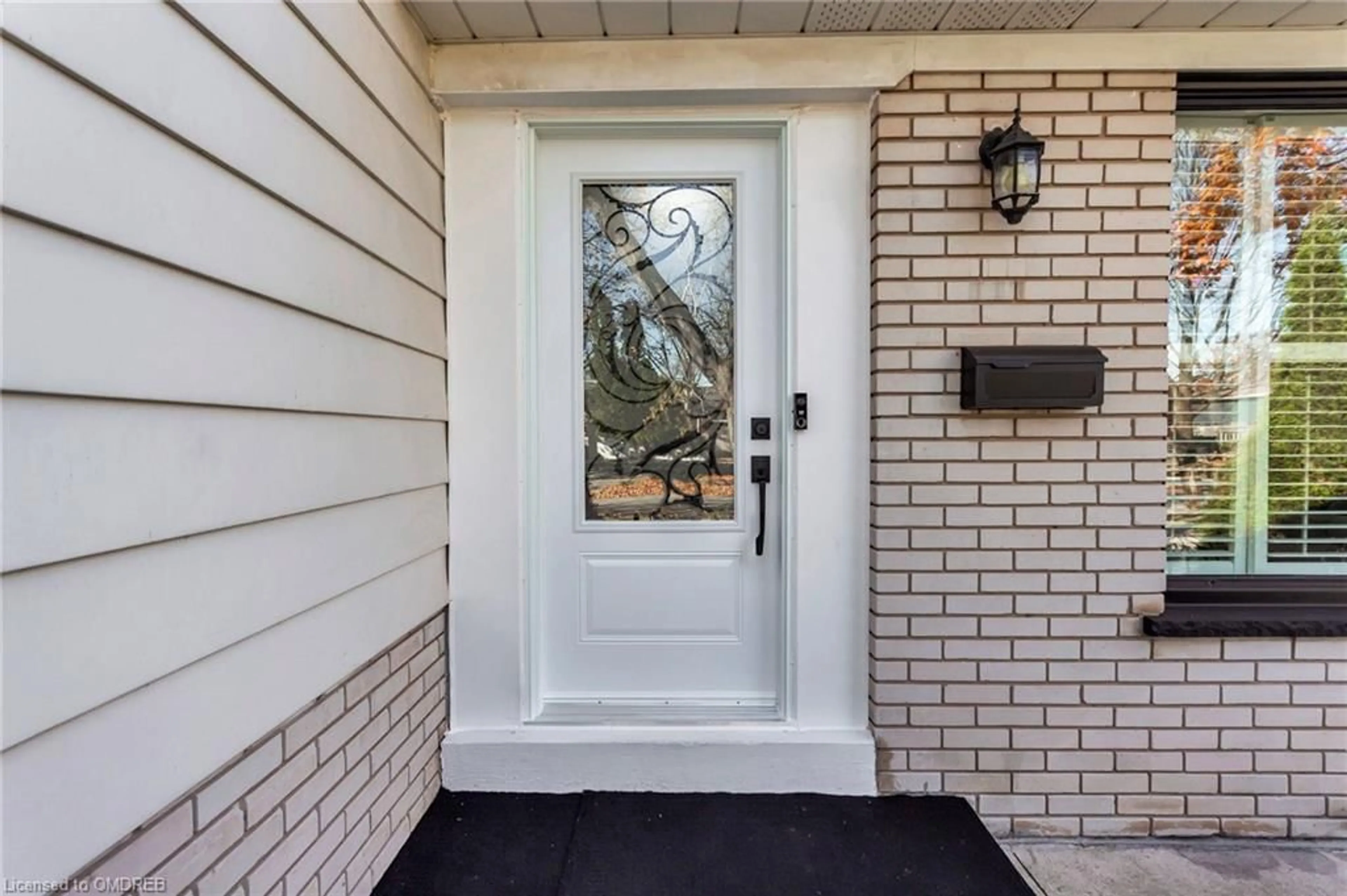 Indoor entryway, wood floors for 440 Sunset Dr, Oakville Ontario L6L 3N4