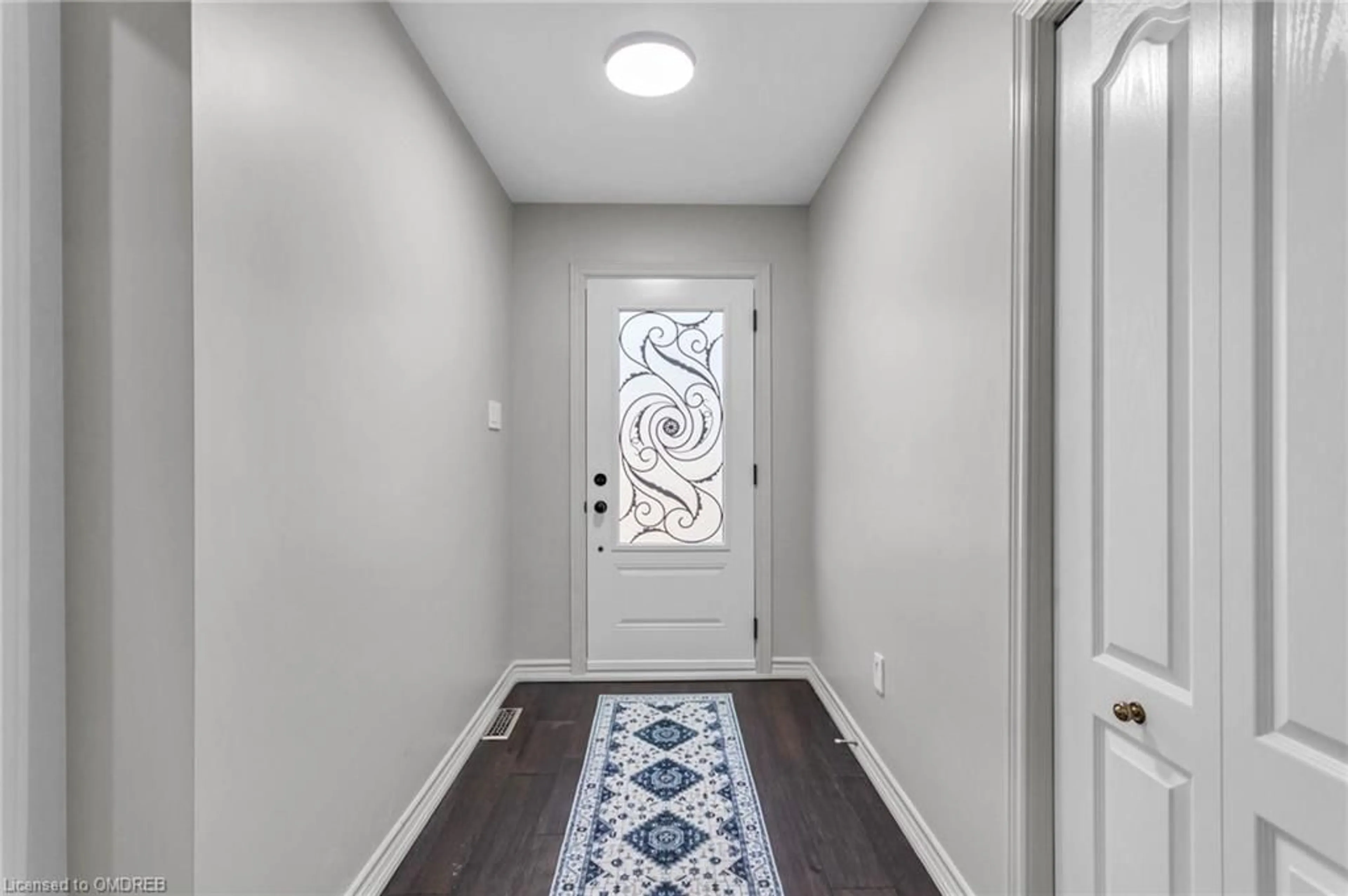 Indoor entryway, wood floors for 440 Sunset Dr, Oakville Ontario L6L 3N4