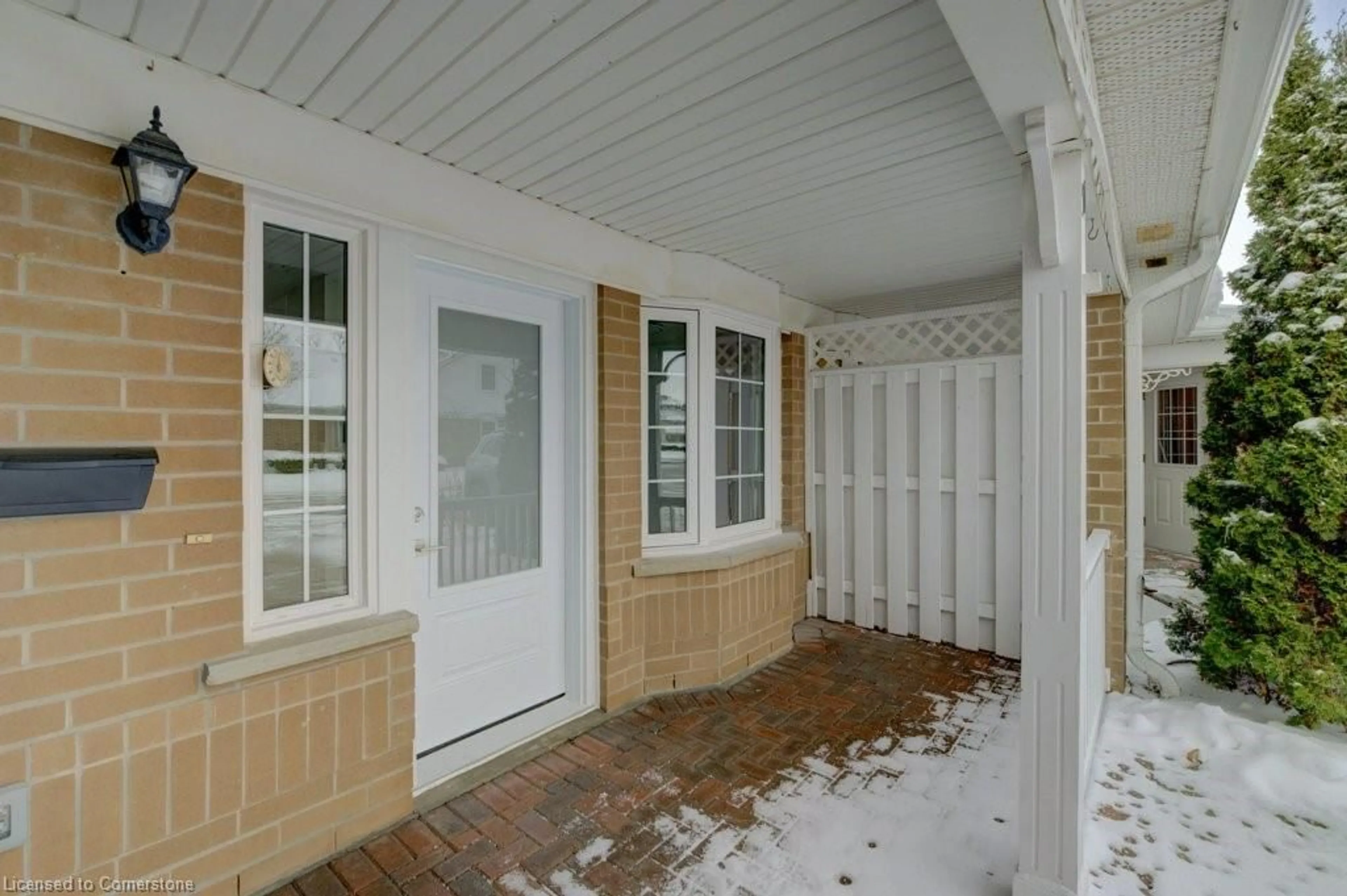 Indoor entryway, wood floors for 139 Father David Bauer Dr #50, Waterloo Ontario N2L 6L1