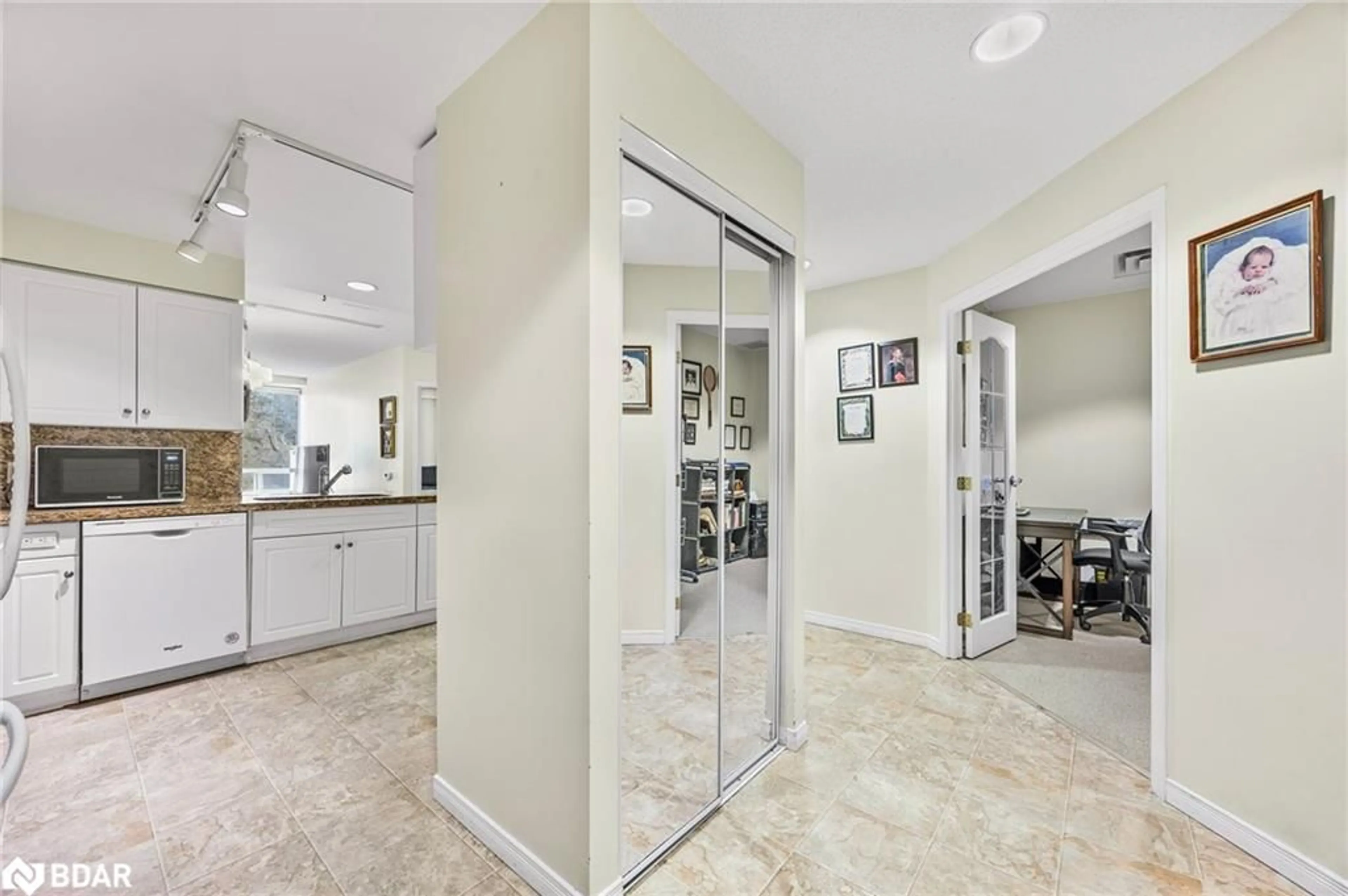 Indoor foyer, ceramic floors for 74 Ross St #53, Barrie Ontario L4N 1G3