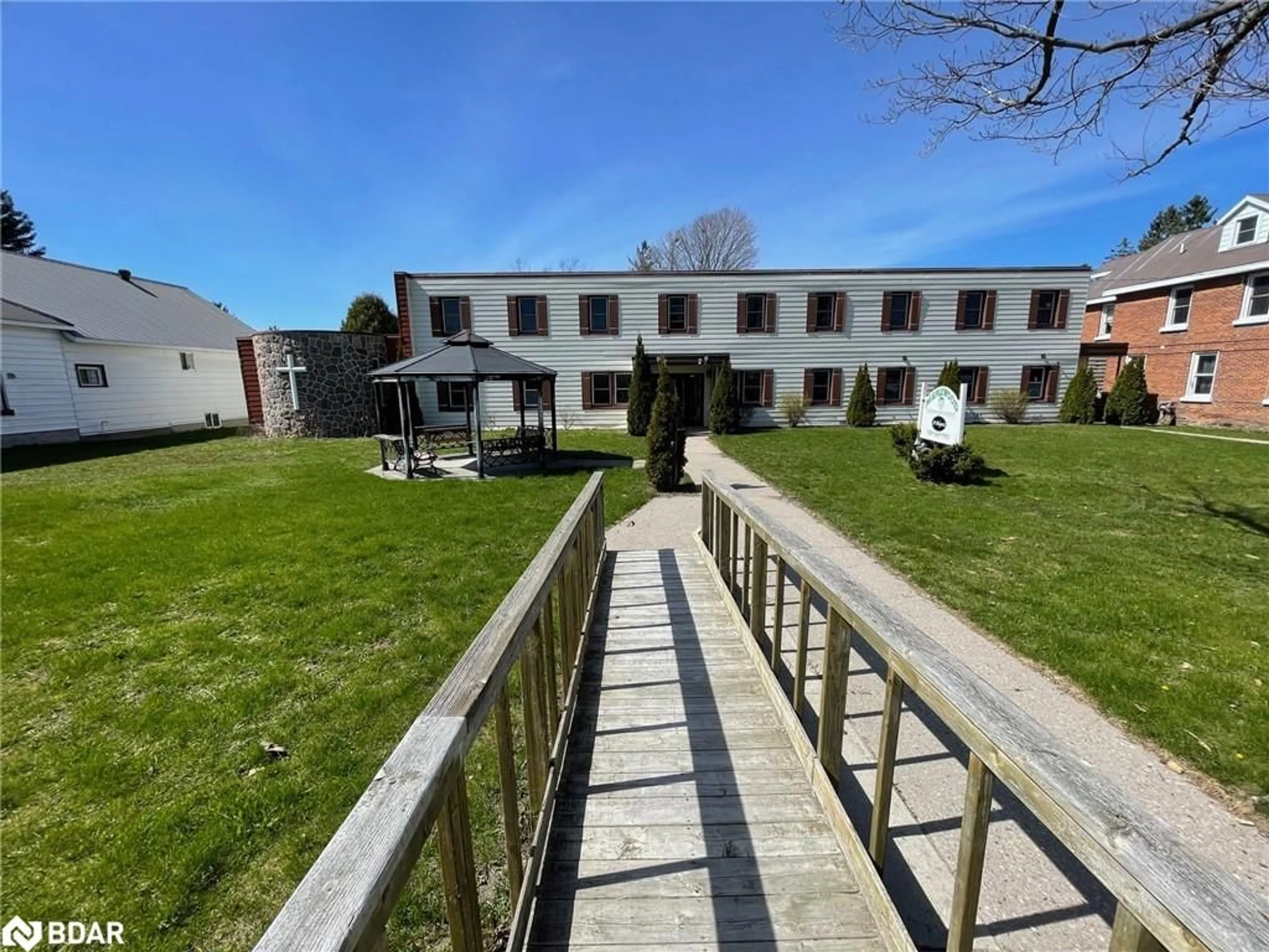 Patio, the front or back of building for 39B Poyntz St, Penetanguishene Ontario L9M 1N5