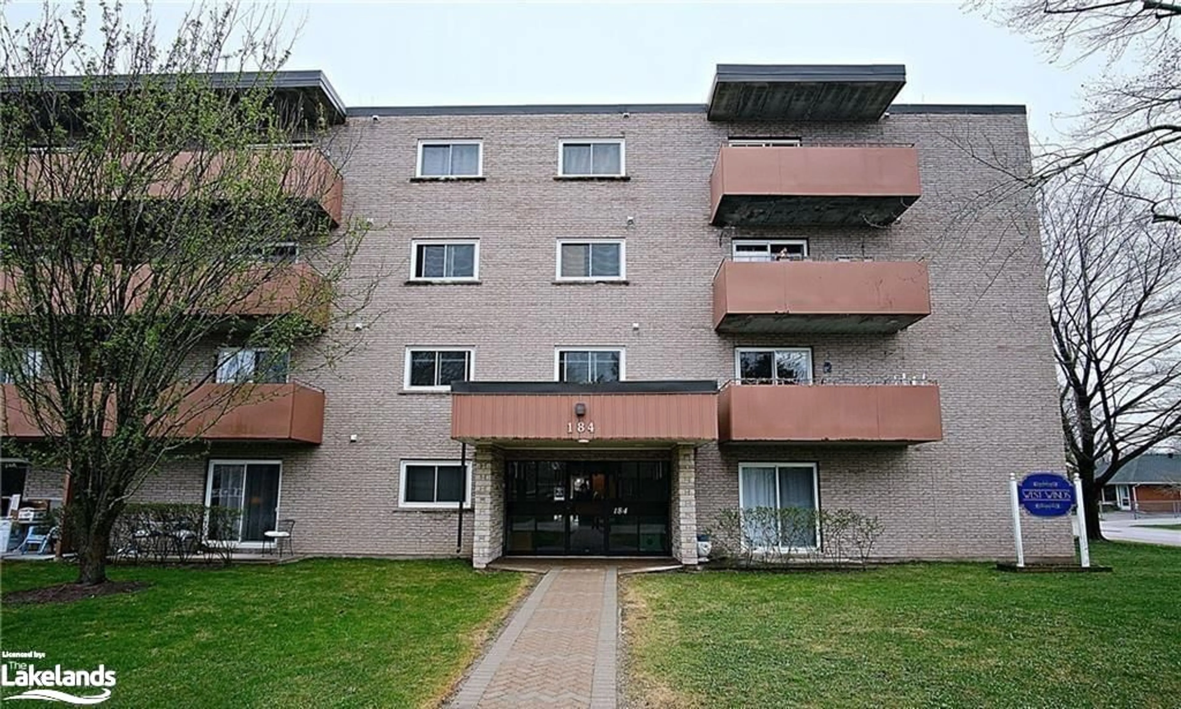 A pic from exterior of the house or condo, the front or back of building for 184 Eighth St #304, Collingwood Ontario L9Y 2C8