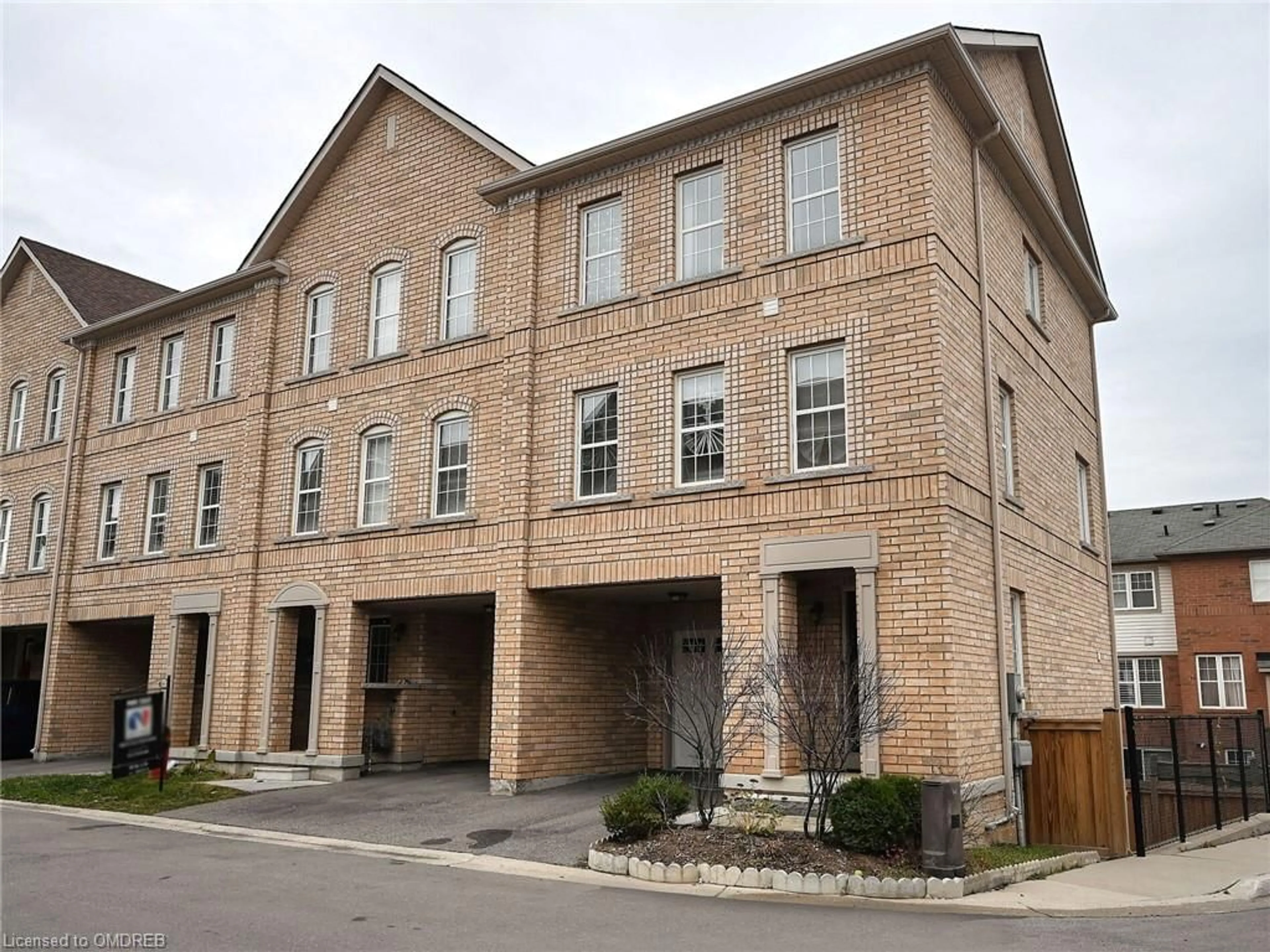 A pic from exterior of the house or condo, the front or back of building for 2280 Baronwood Dr #90, Oakville Ontario L6M 0K4