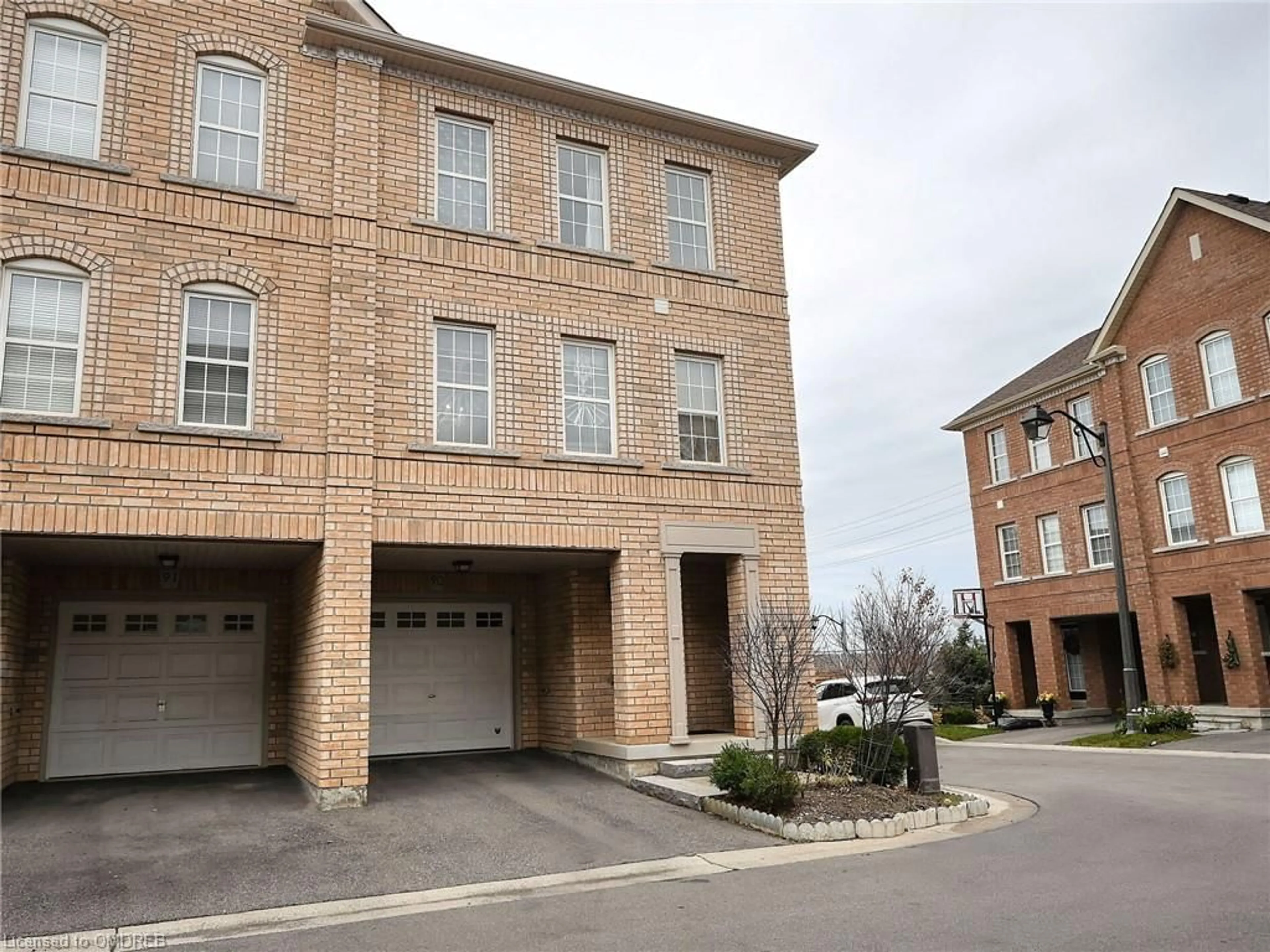 A pic from exterior of the house or condo, the front or back of building for 2280 Baronwood Dr #90, Oakville Ontario L6M 0K4