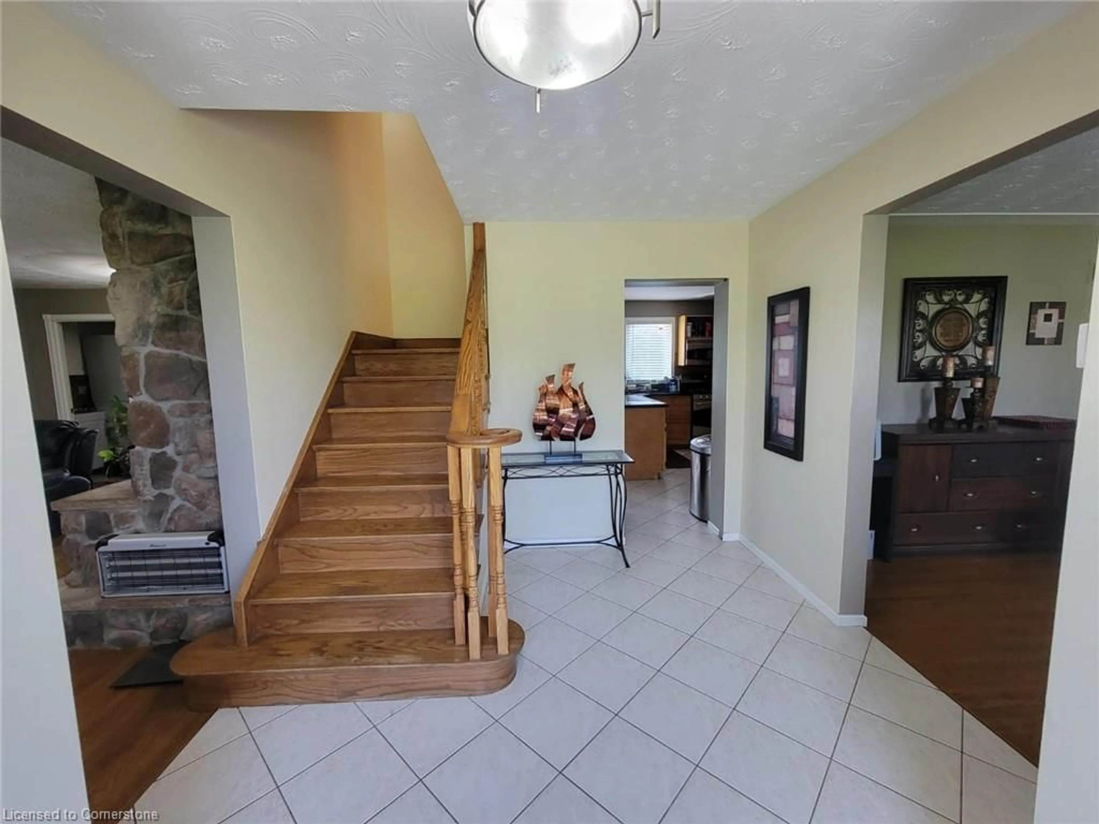 Indoor foyer, wood floors for 1413 Stoney Creek Rd, Caledonia Ontario N3W 1R1