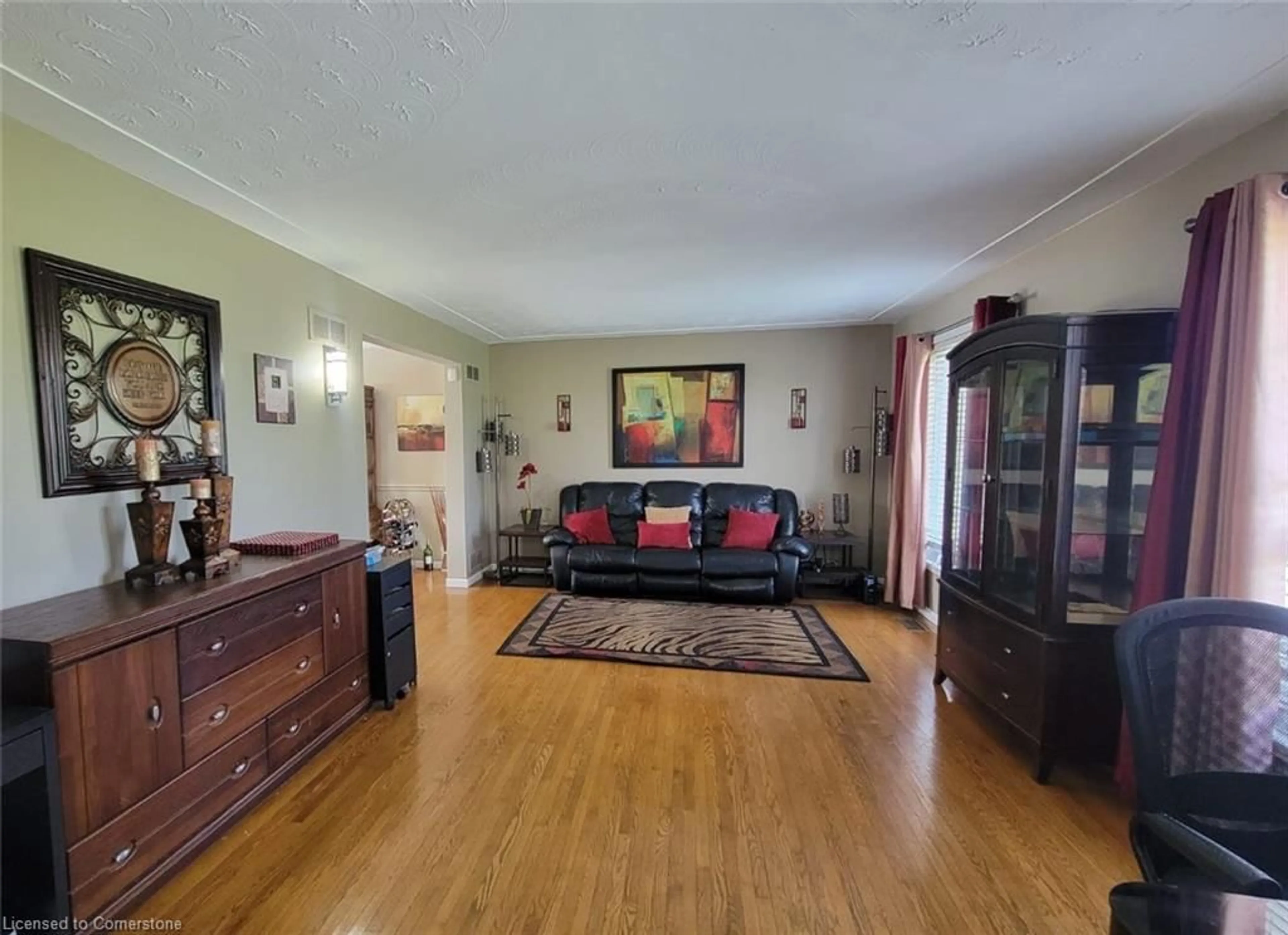 Living room, wood floors for 1413 Stoney Creek Rd, Caledonia Ontario N3W 1R1