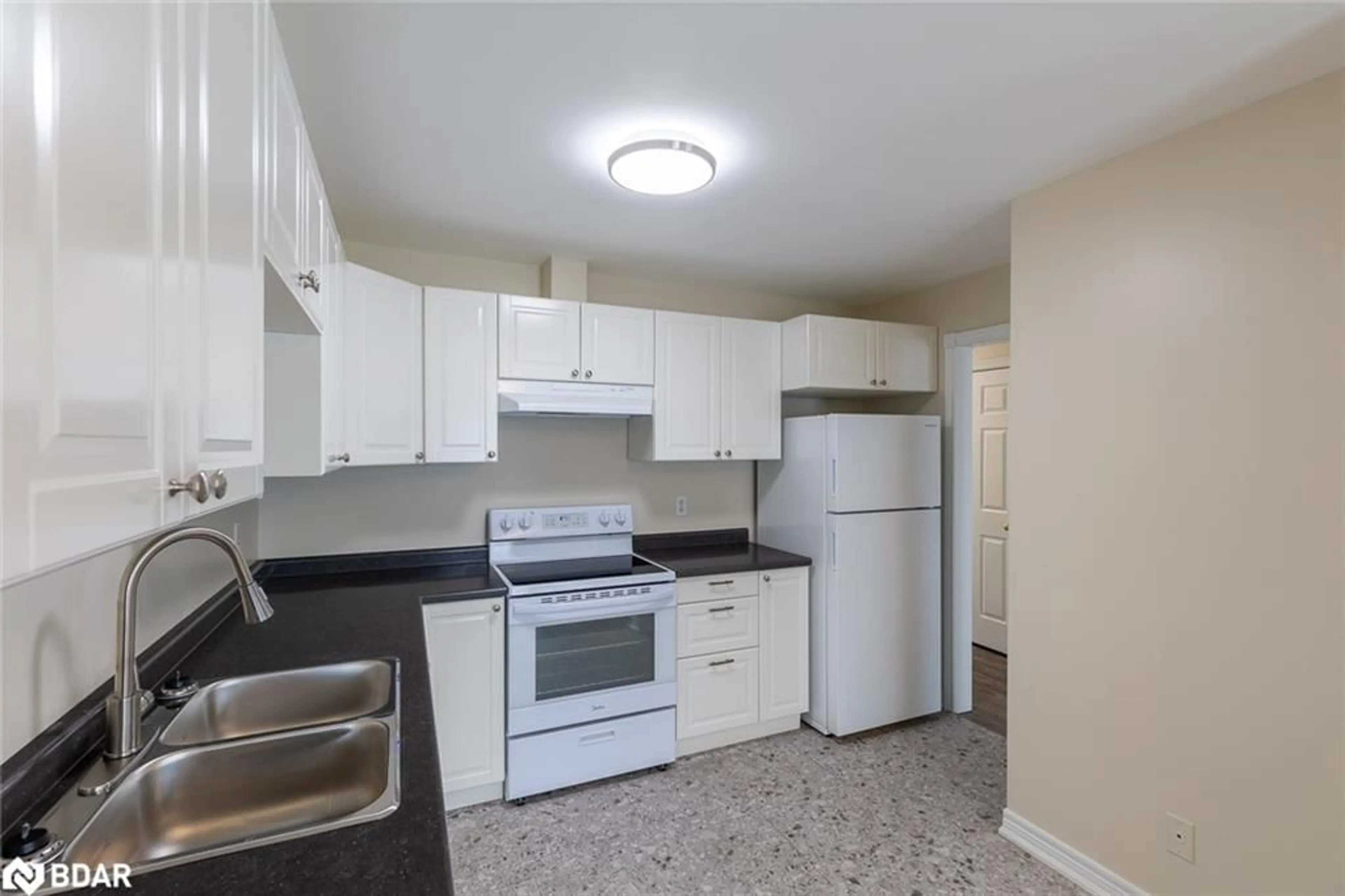 Standard kitchen, unknown floor, cottage for 66 Downing Cres, Barrie Ontario L4N 8V5