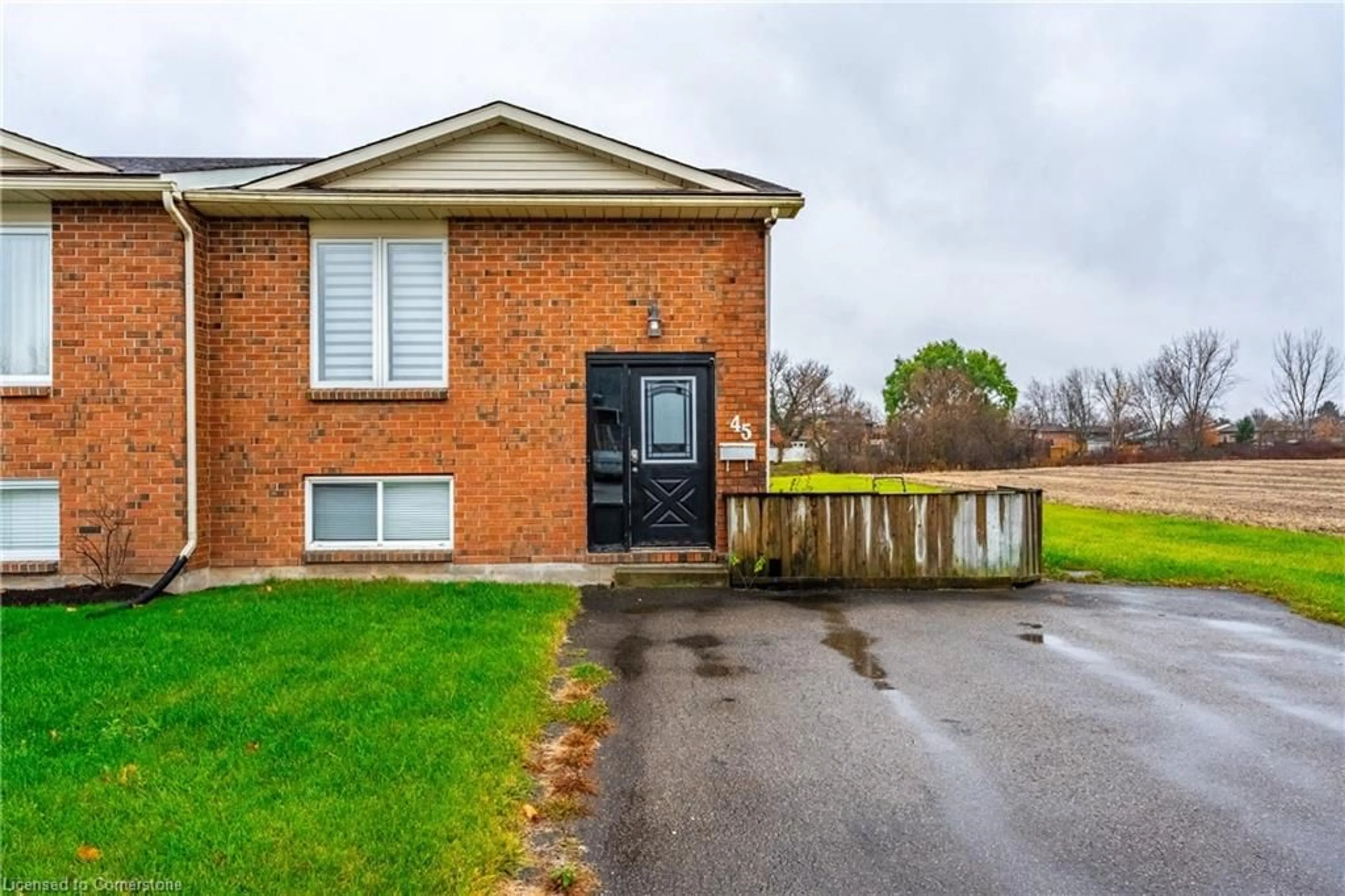 Home with brick exterior material for 45 Woodland Dr, Welland Ontario L3C 7C9