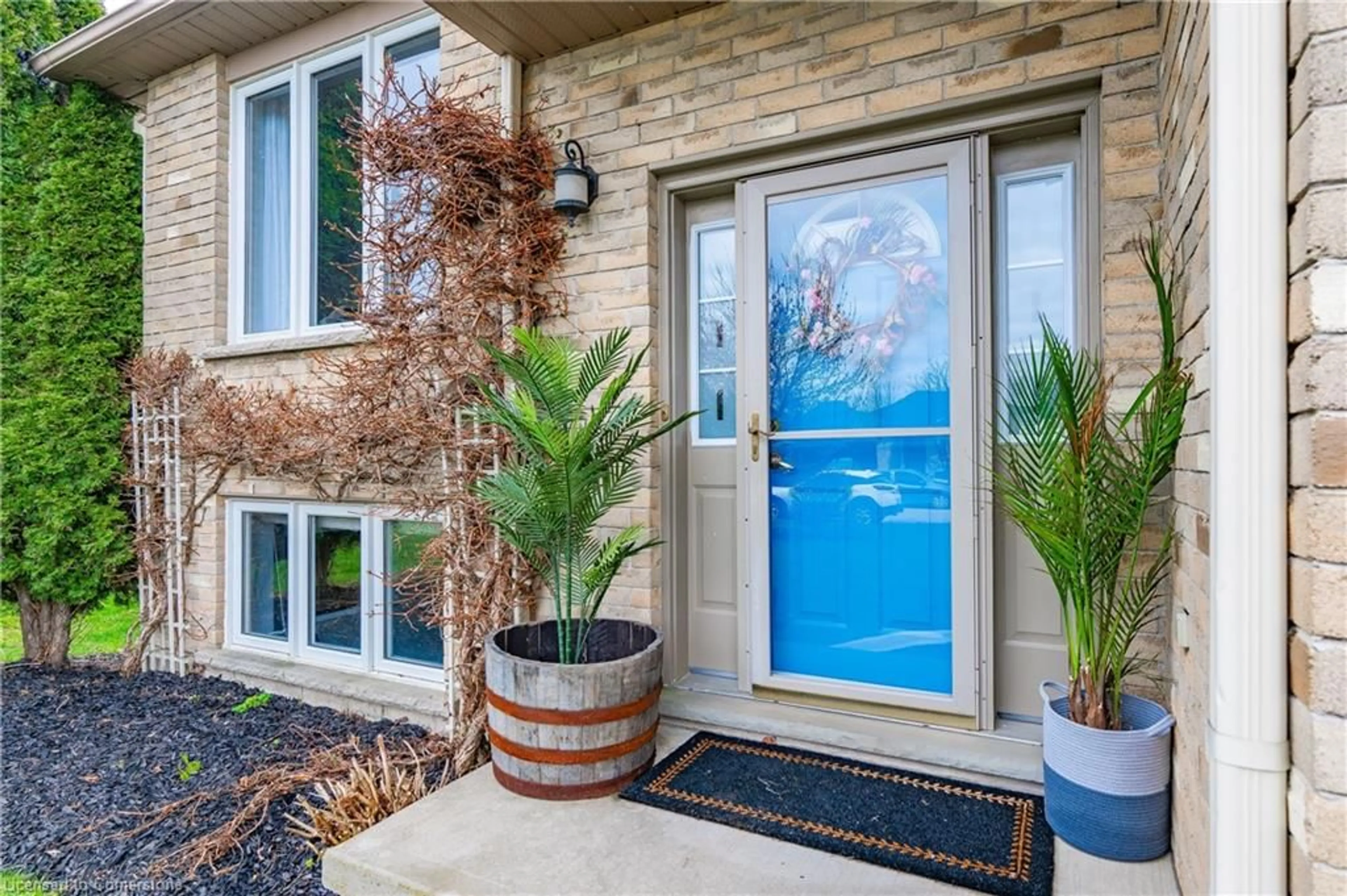 Indoor entryway, wood floors for 39 Spitfire Dr, Mount Hope Ontario L0R 1W0