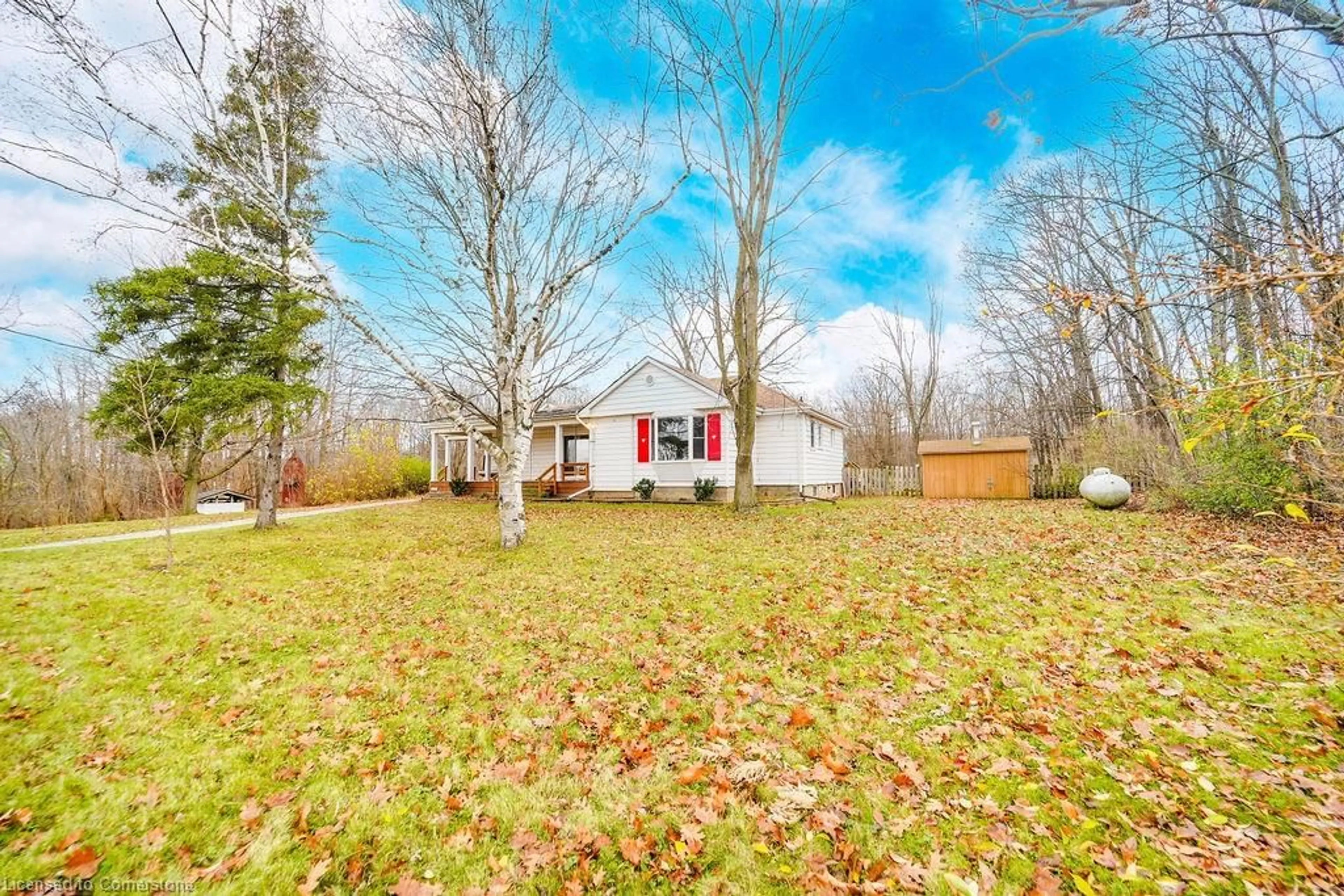 A pic from exterior of the house or condo, the fenced backyard for 3364 Burnhamthorpe Rd, Oakville Ontario L6M 4H3