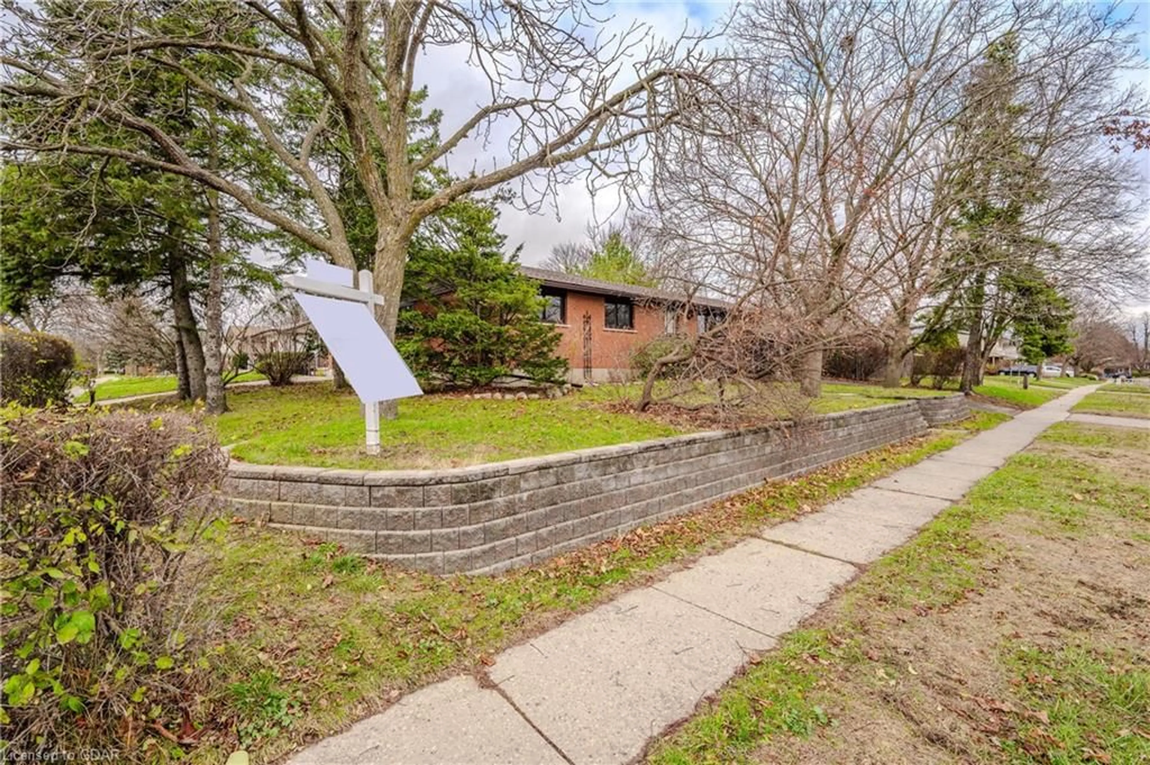 A pic from exterior of the house or condo, the street view for 4 Lambert Cres, Guelph Ontario N1G 2R5