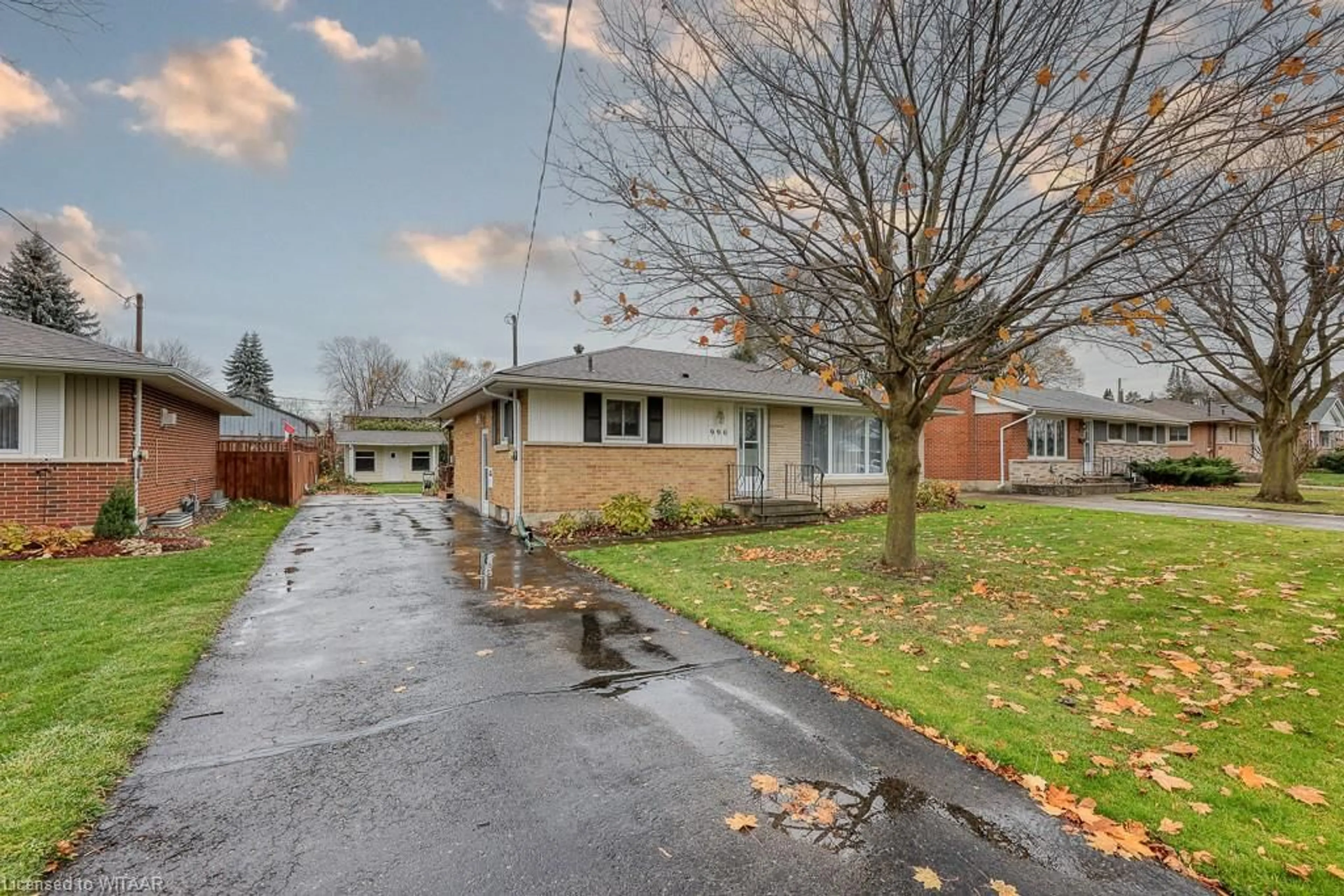 A pic from exterior of the house or condo, the street view for 990 Braeside St, Woodstock Ontario N4S 4T4