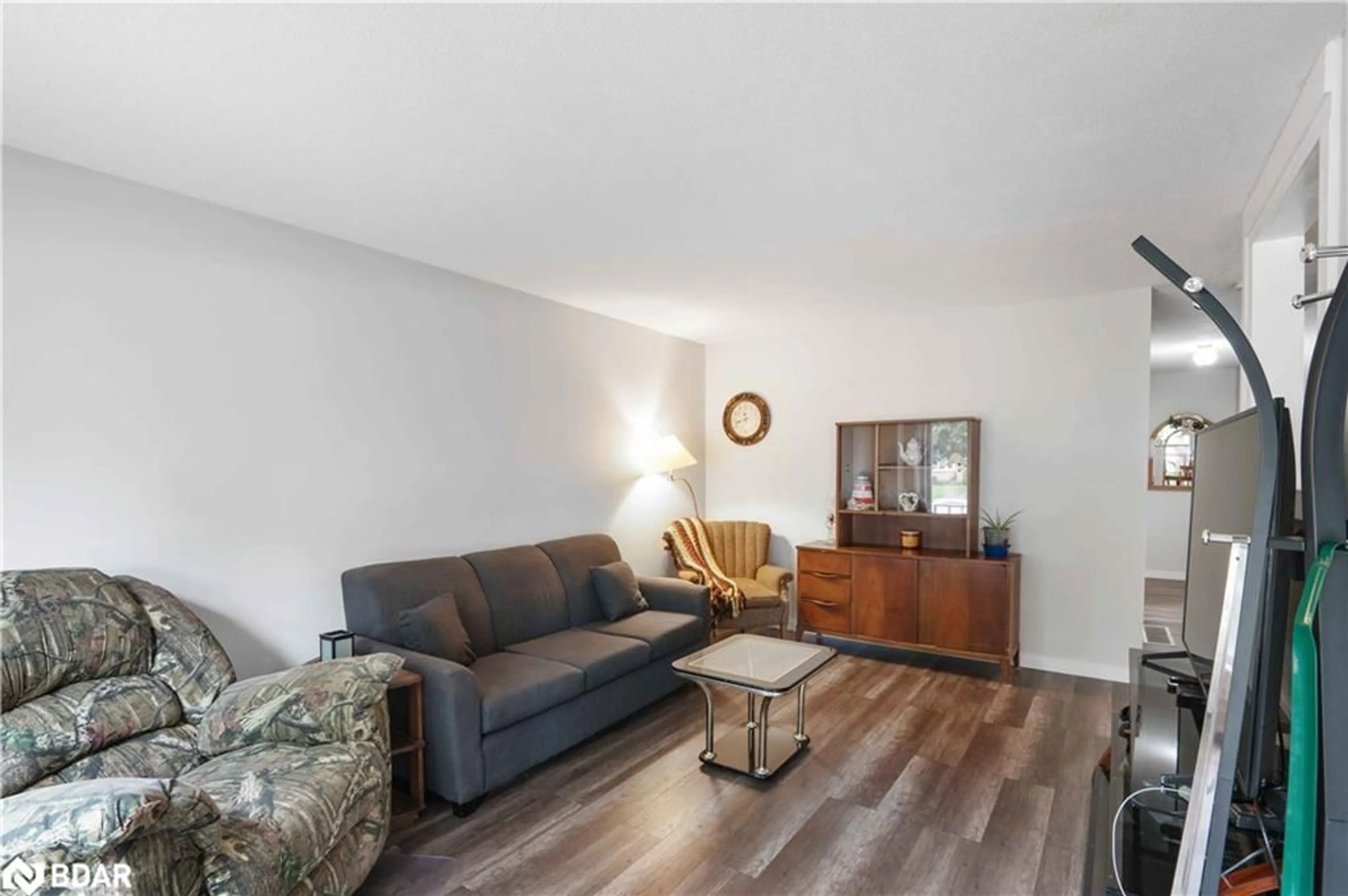 Living room, wood floors for 433 First Av E, Shelburne Ontario L9V 2Z6