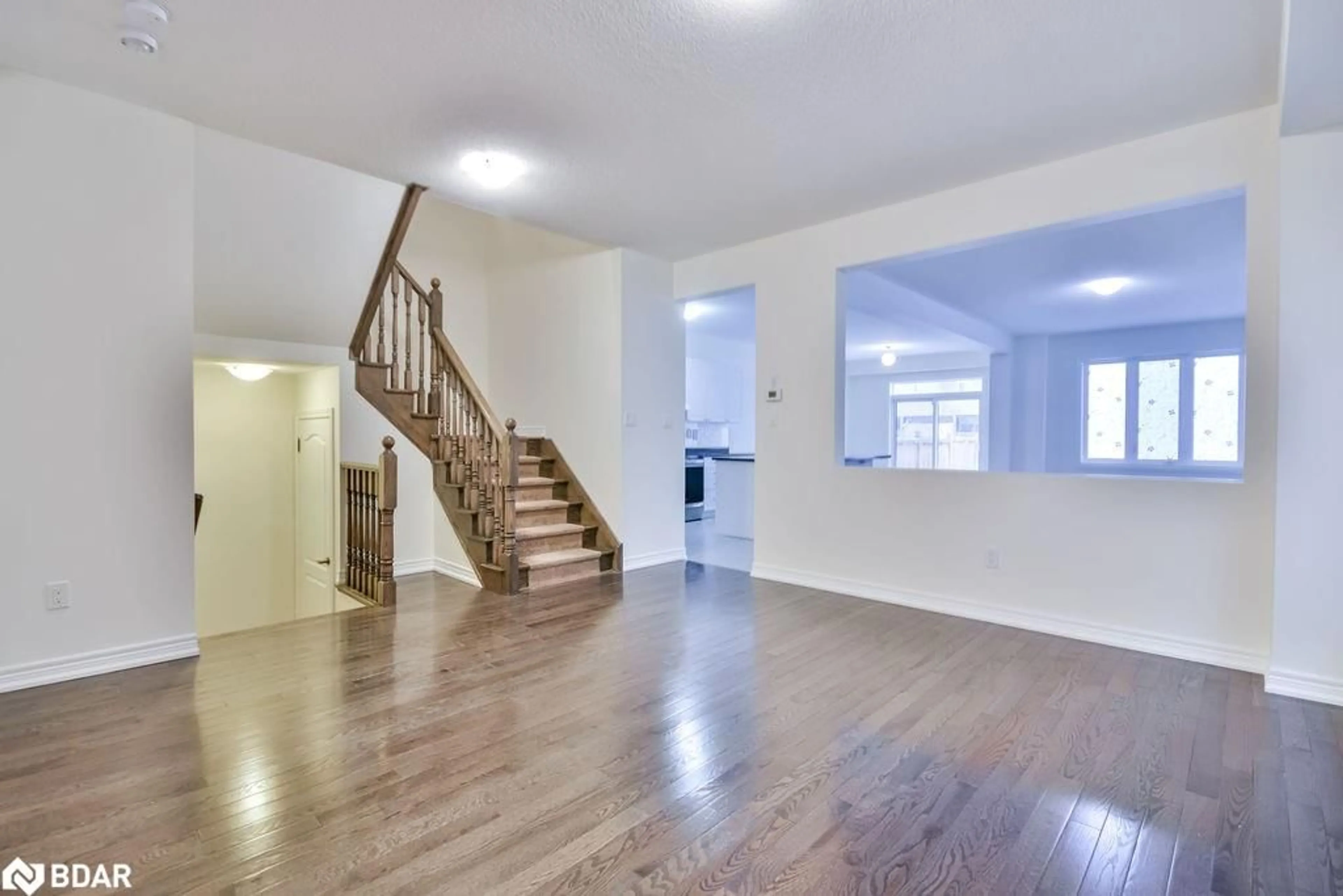 Indoor foyer, wood floors for 40 Sasco Way, Angus Ontario L0M 1B4