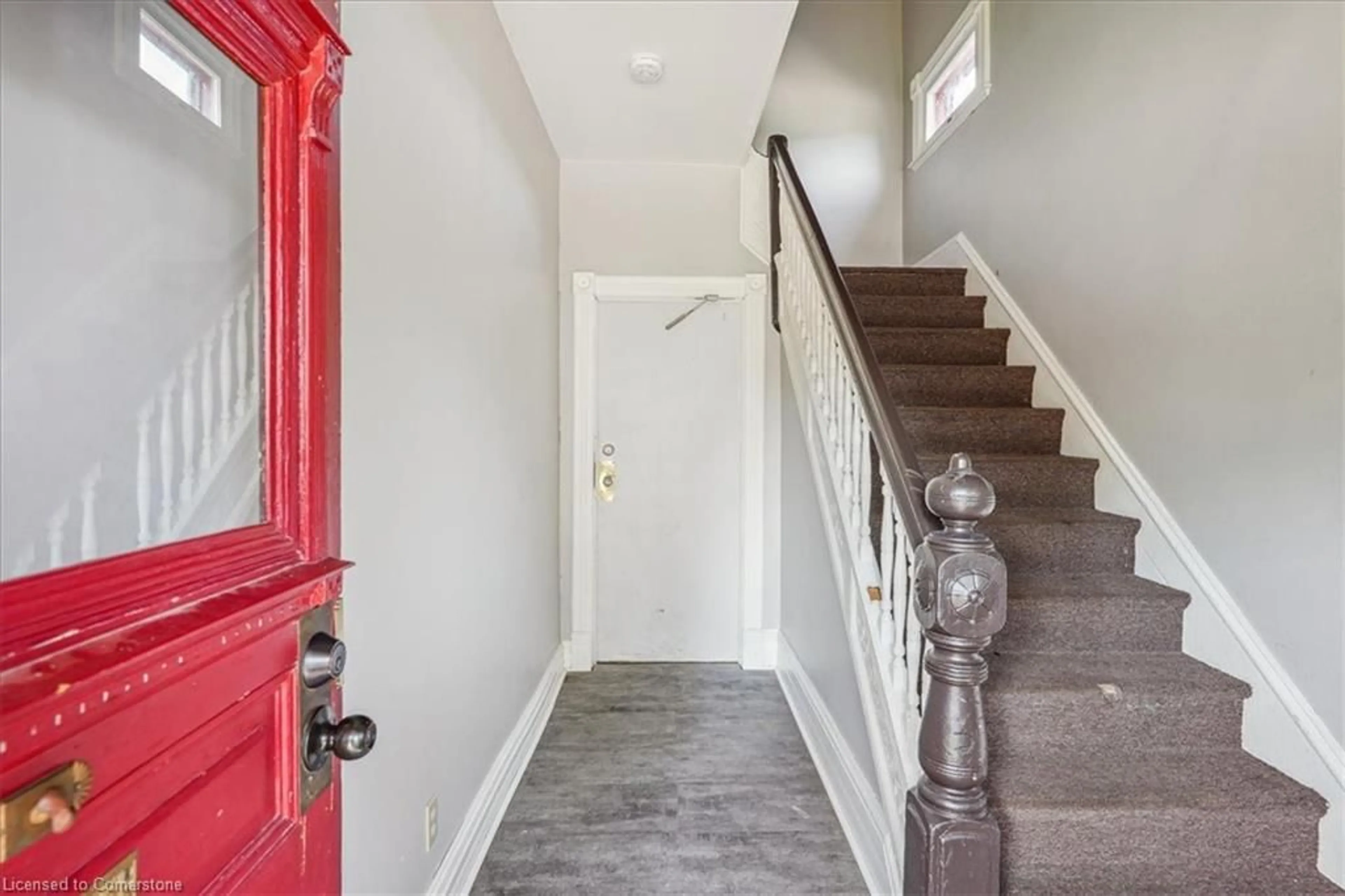 Indoor entryway, wood floors for 33 Rose Ave, Brantford Ontario N3S 2M3