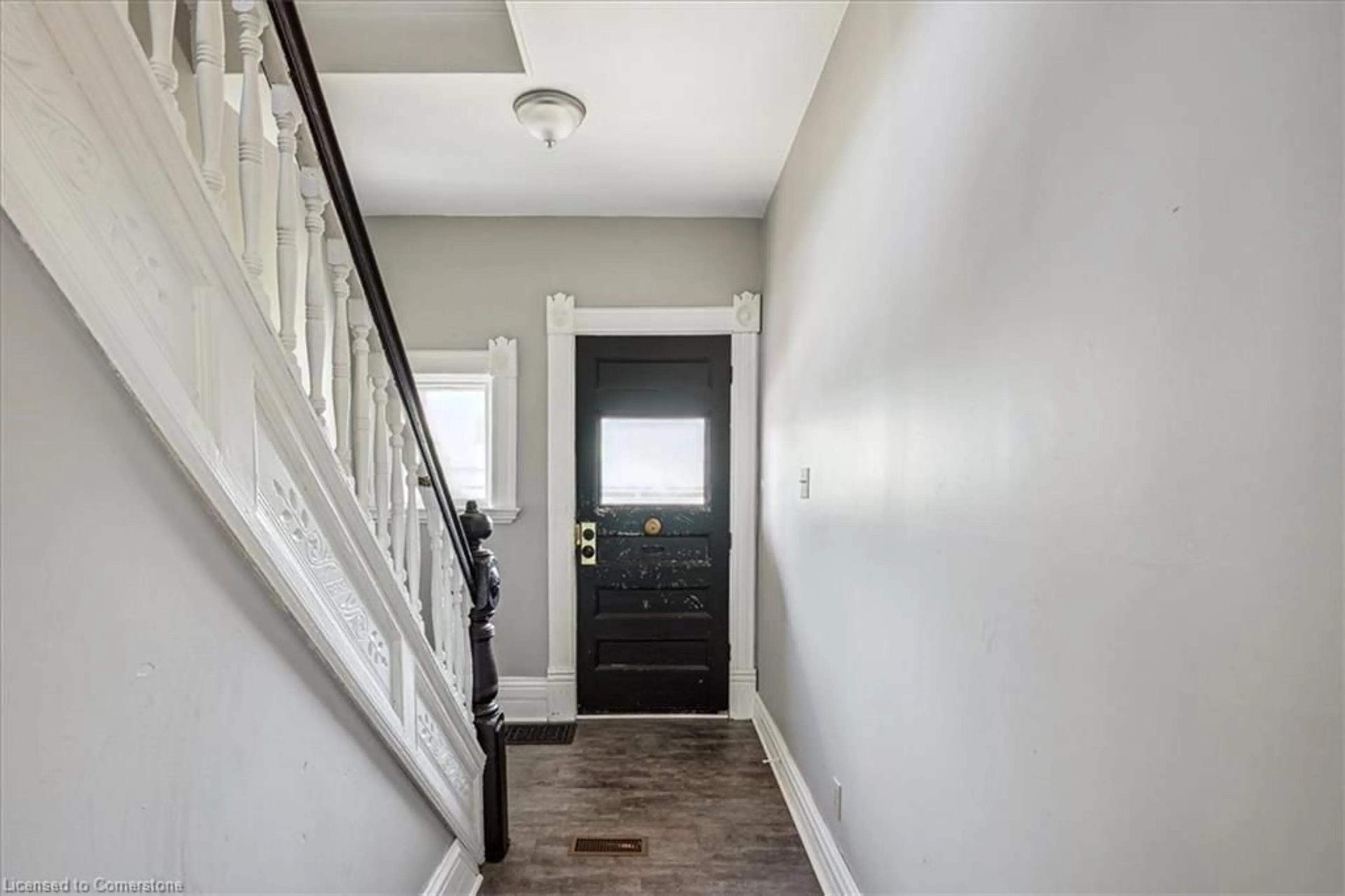 Indoor entryway, wood floors for 33 Rose Ave, Brantford Ontario N3S 2M3