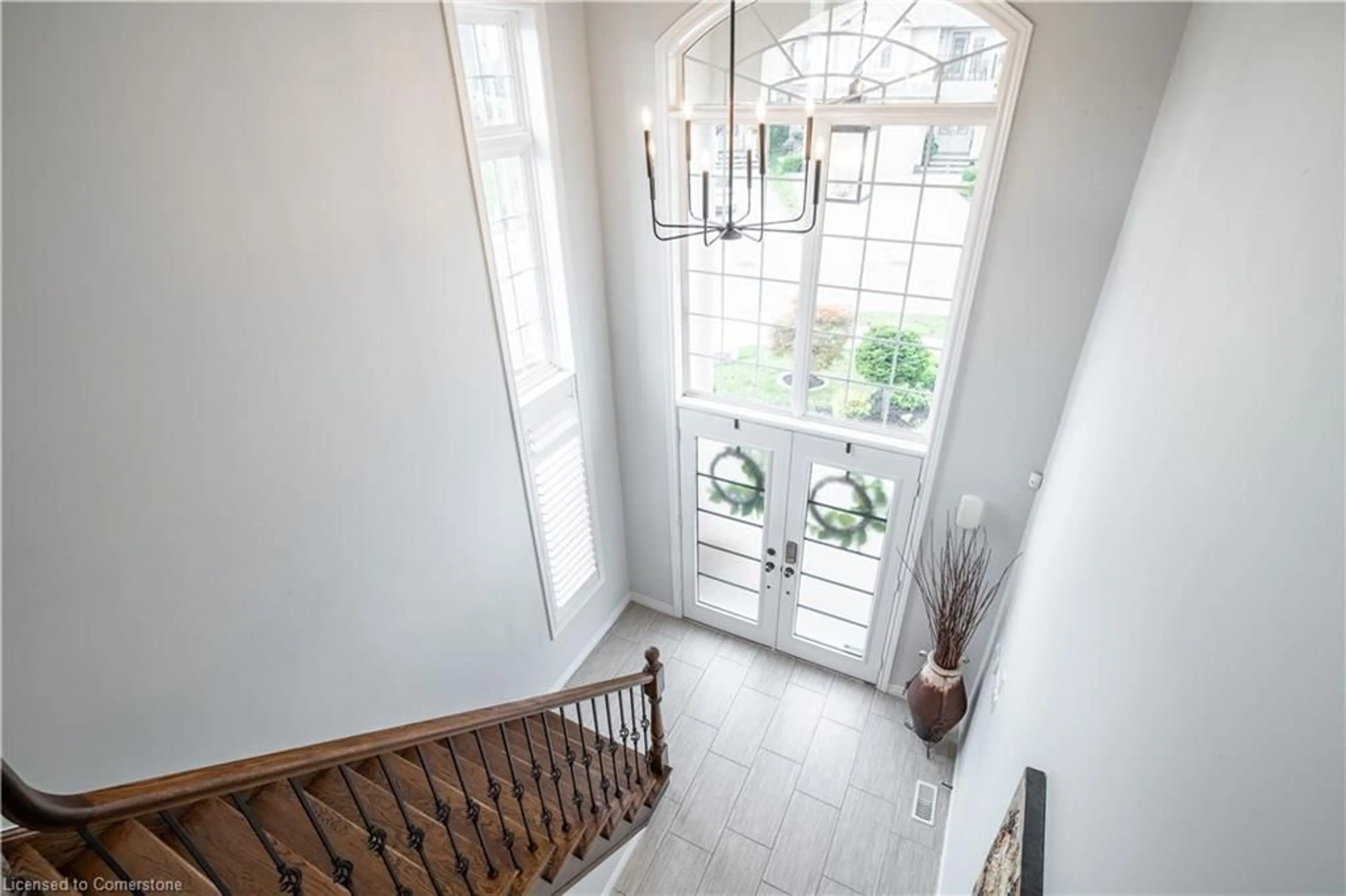 Indoor entryway, wood floors for 97 Chartwell Cir, Hamilton Ontario L9A 0L4