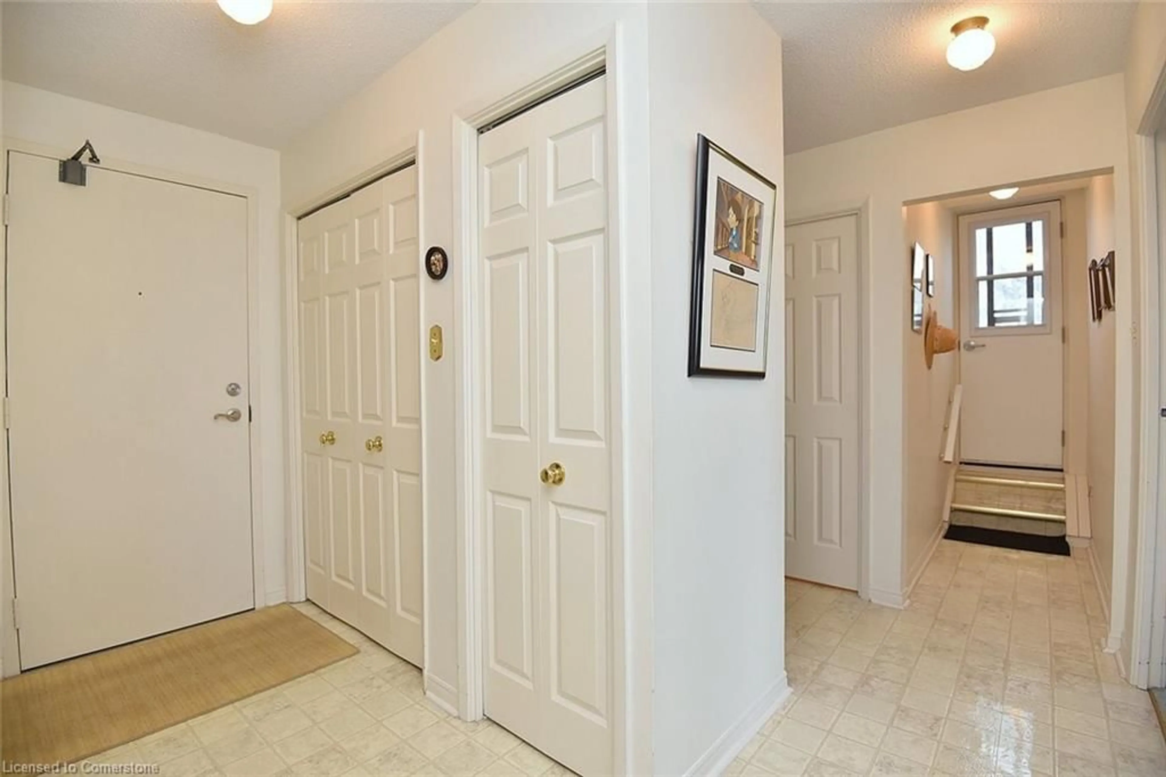 Indoor entryway, carpet floors for 10 John St #402, Grimsby Ontario L3M 1X5