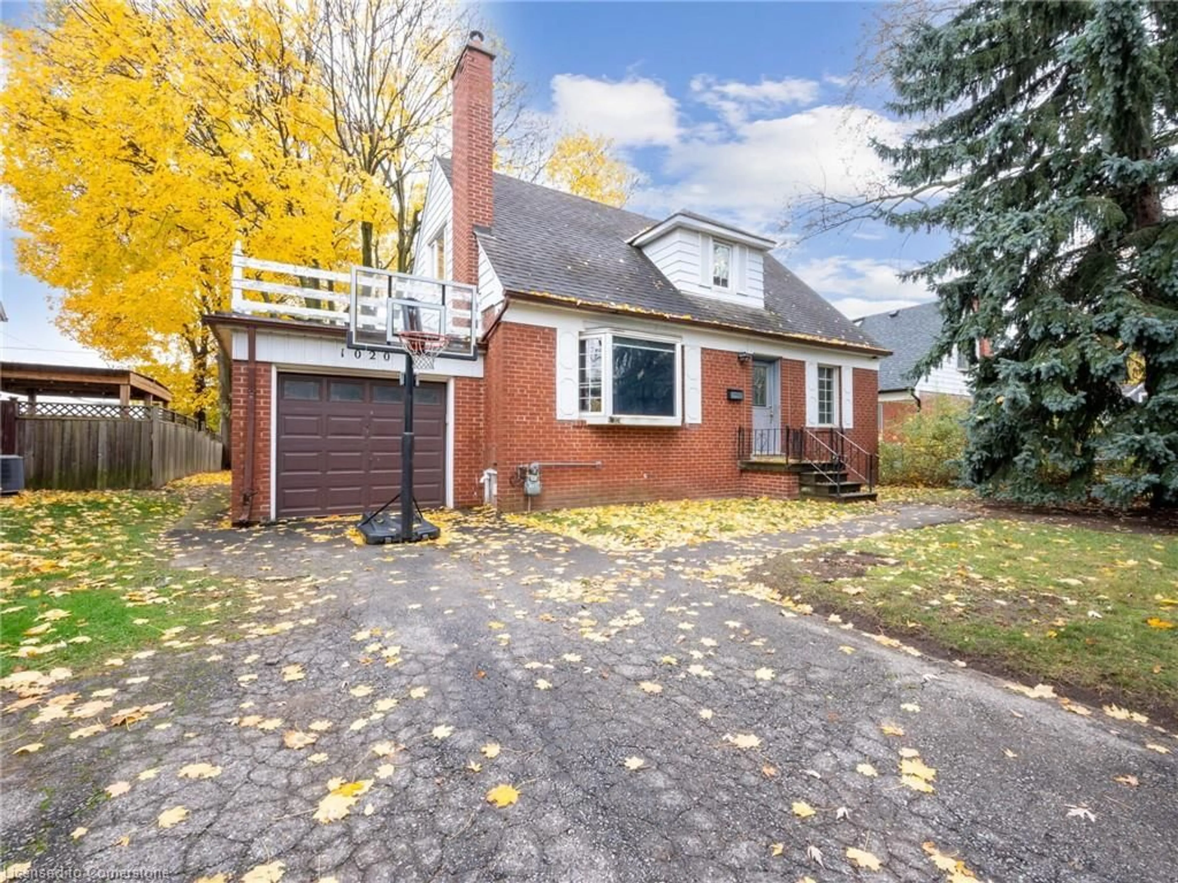 Frontside or backside of a home, cottage for 1020 Henley Rd, Mississauga Ontario L4Y 1E1