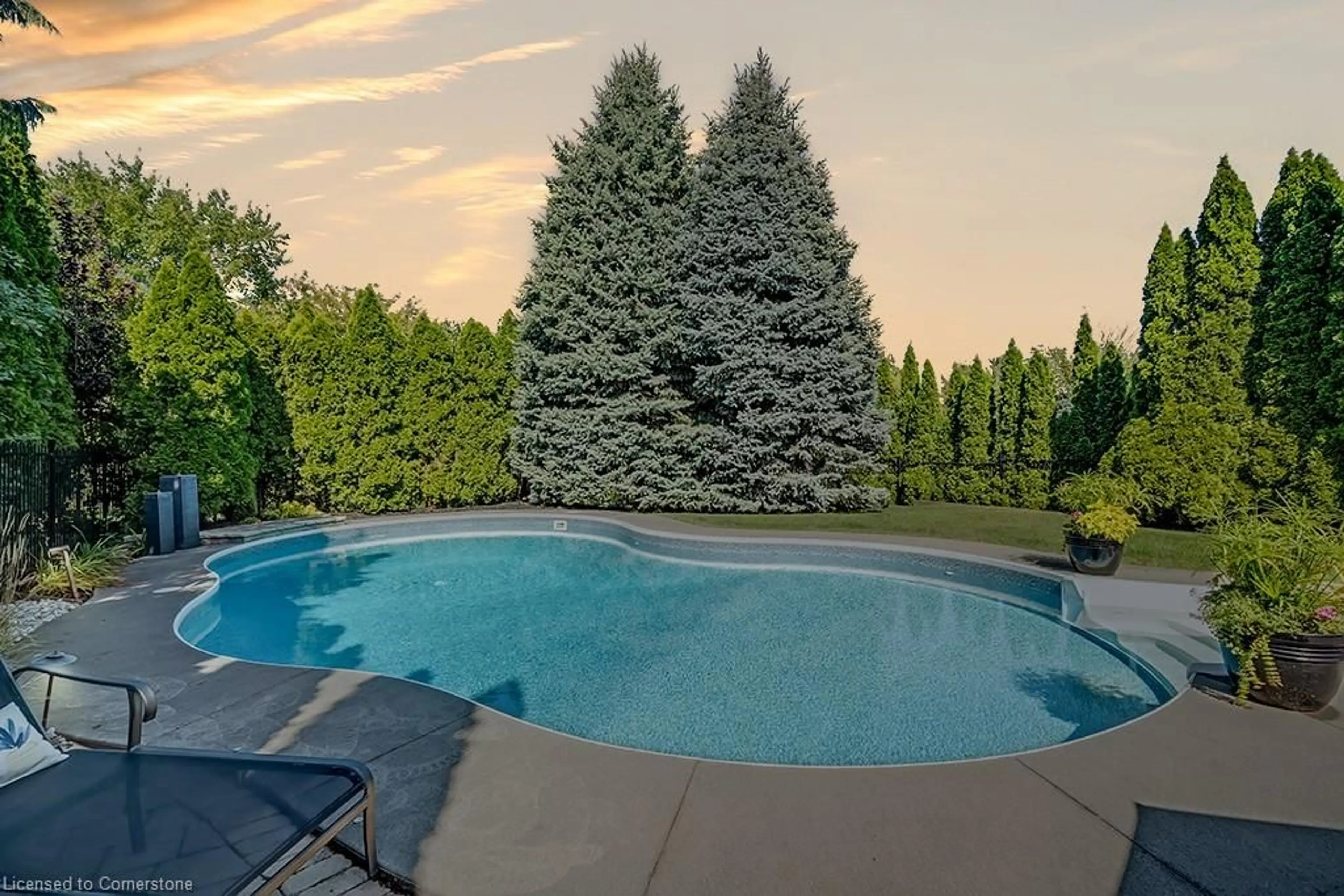 Indoor or outdoor pool for 1407 Bayshire Dr, Halton Ontario L6H 6E8